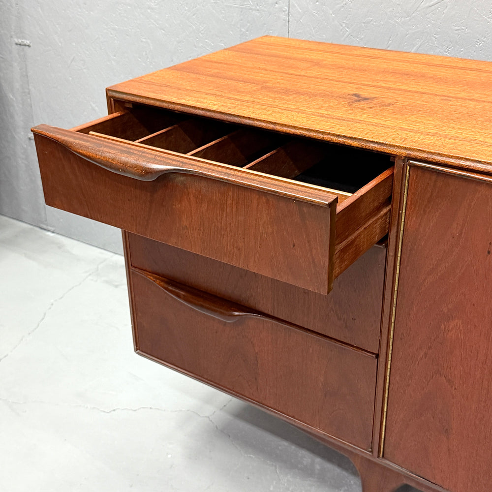 
                      
                        A.H.McINTOSH(マッキントッシュ) /  DUNVEGAN Sideboard (401)
                      
                    