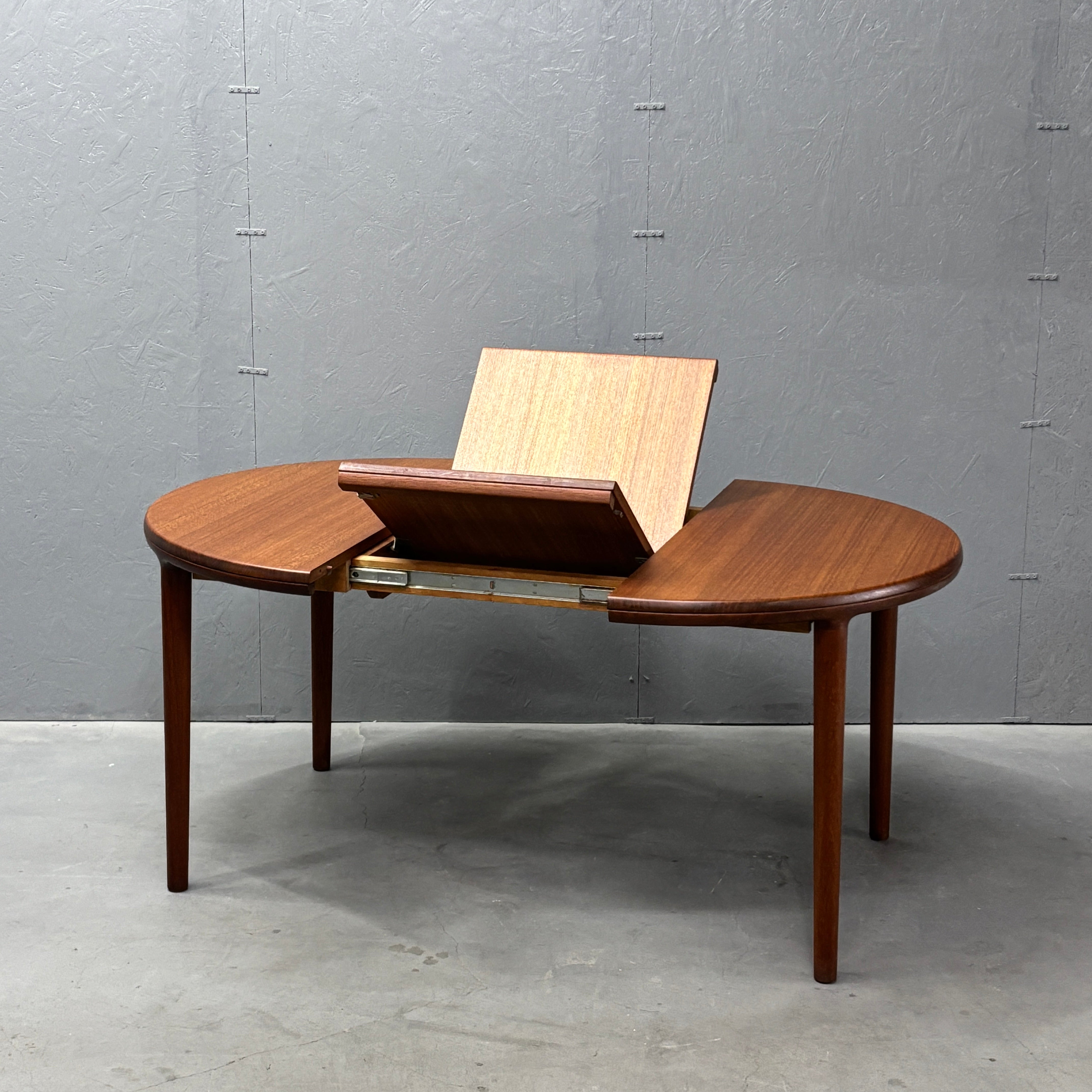 Danish Vintage / Extension Round Dining Table デンマーク