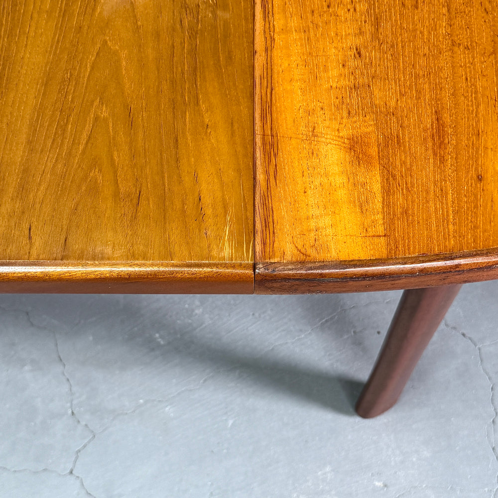 
                      
                        VINTAGE TEAK OVAL TABLE チークオーバルテーブル (401)
                      
                    