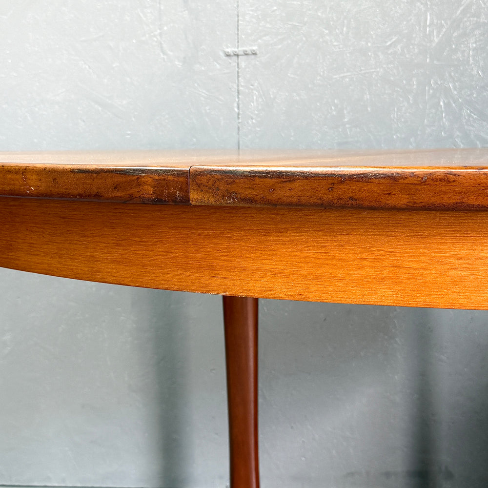 
                      
                        VINTAGE TEAK OVAL TABLE チークオーバルテーブル (401)
                      
                    
