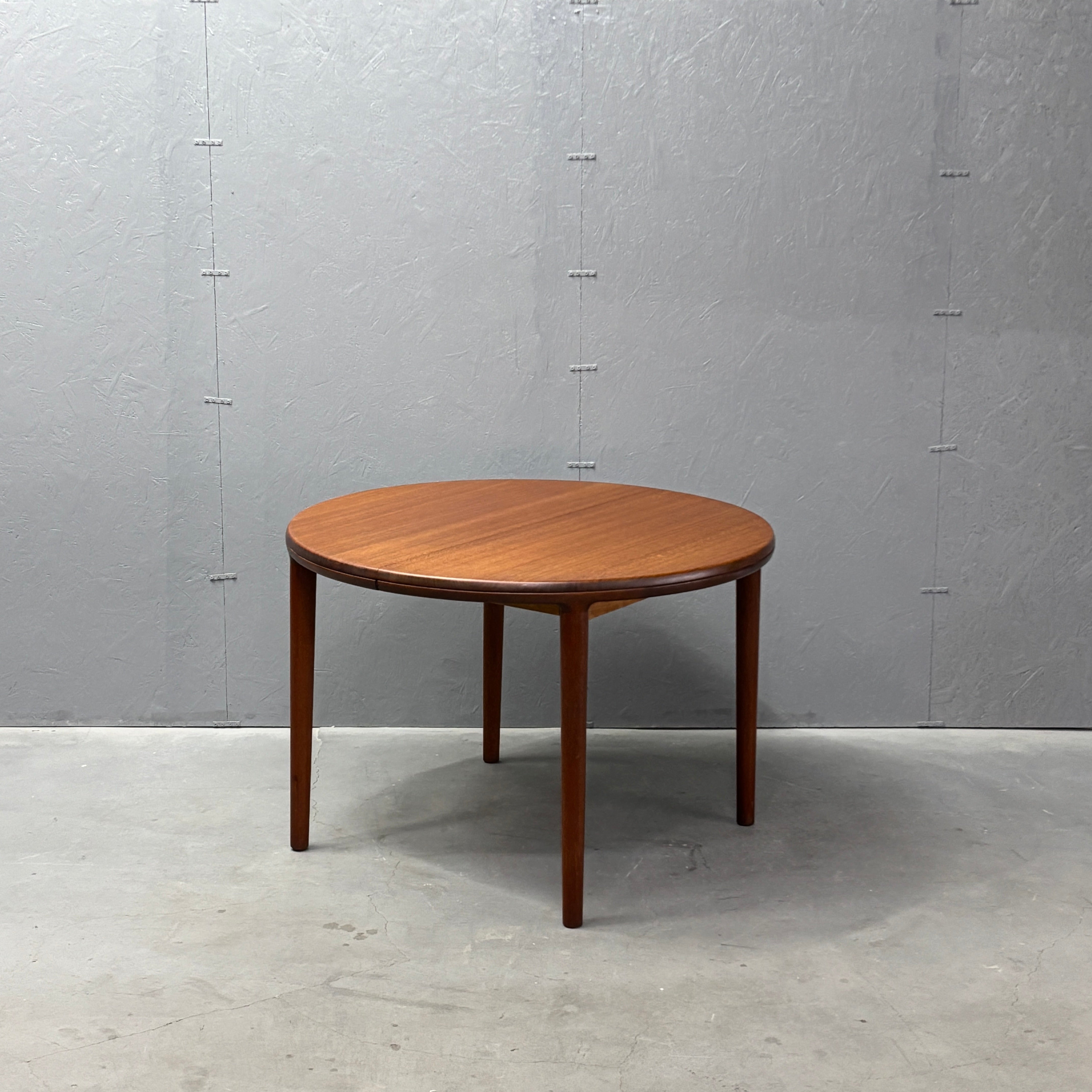 Danish Vintage / Extension Round Dining Table デンマーク