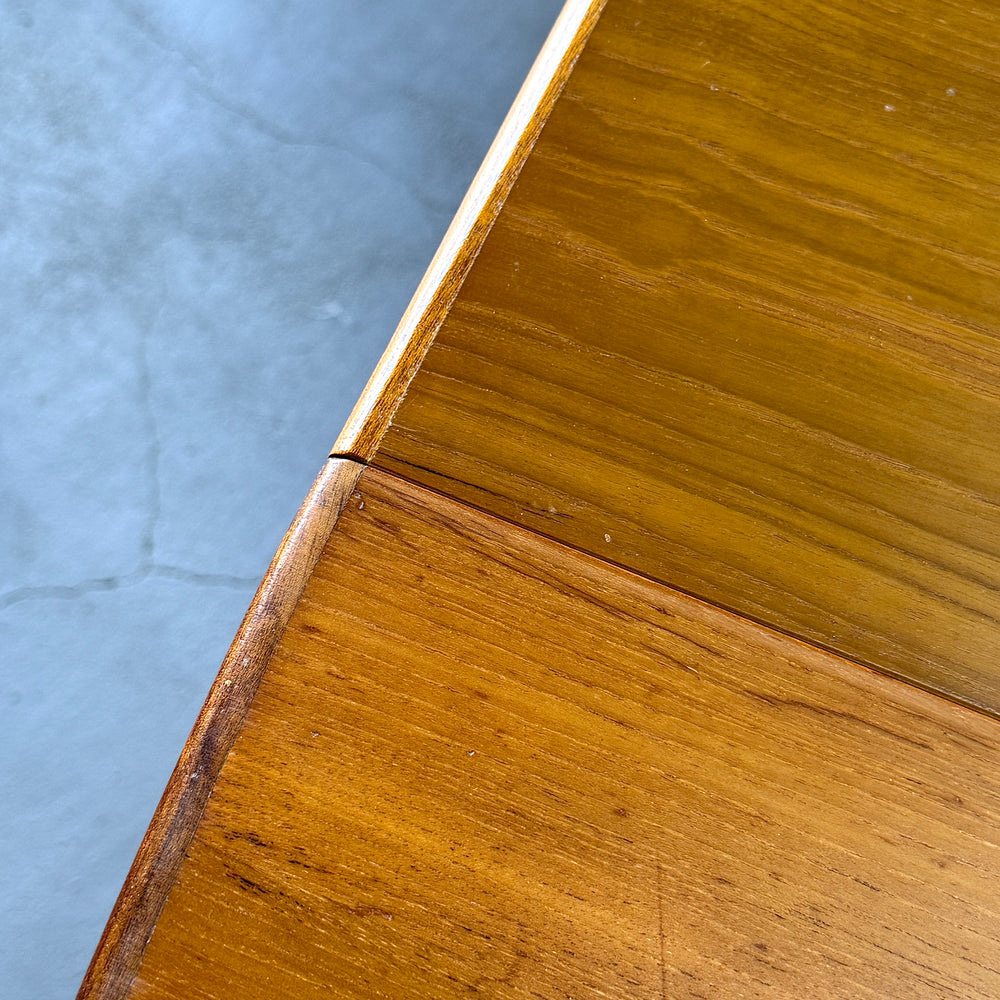 
                      
                        VINTAGE TEAK OVAL TABLE チークオーバルテーブル (401)
                      
                    