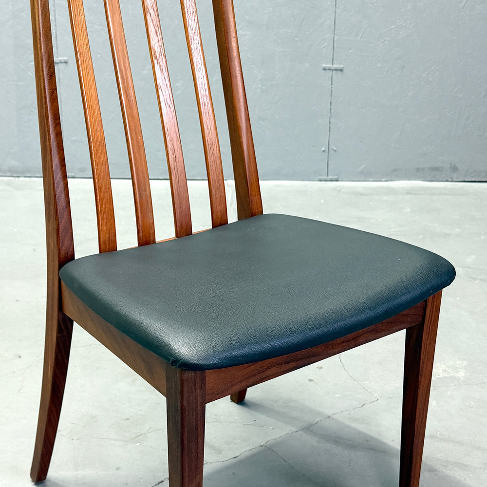 
                      
                        G-PLAN(ジープラン) / DINING CHAIR スラットバックチェア (401)
                      
                    