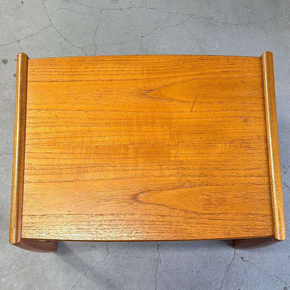 
                      
                        Teak Nest of Tables チーク ネストテーブル
                      
                    