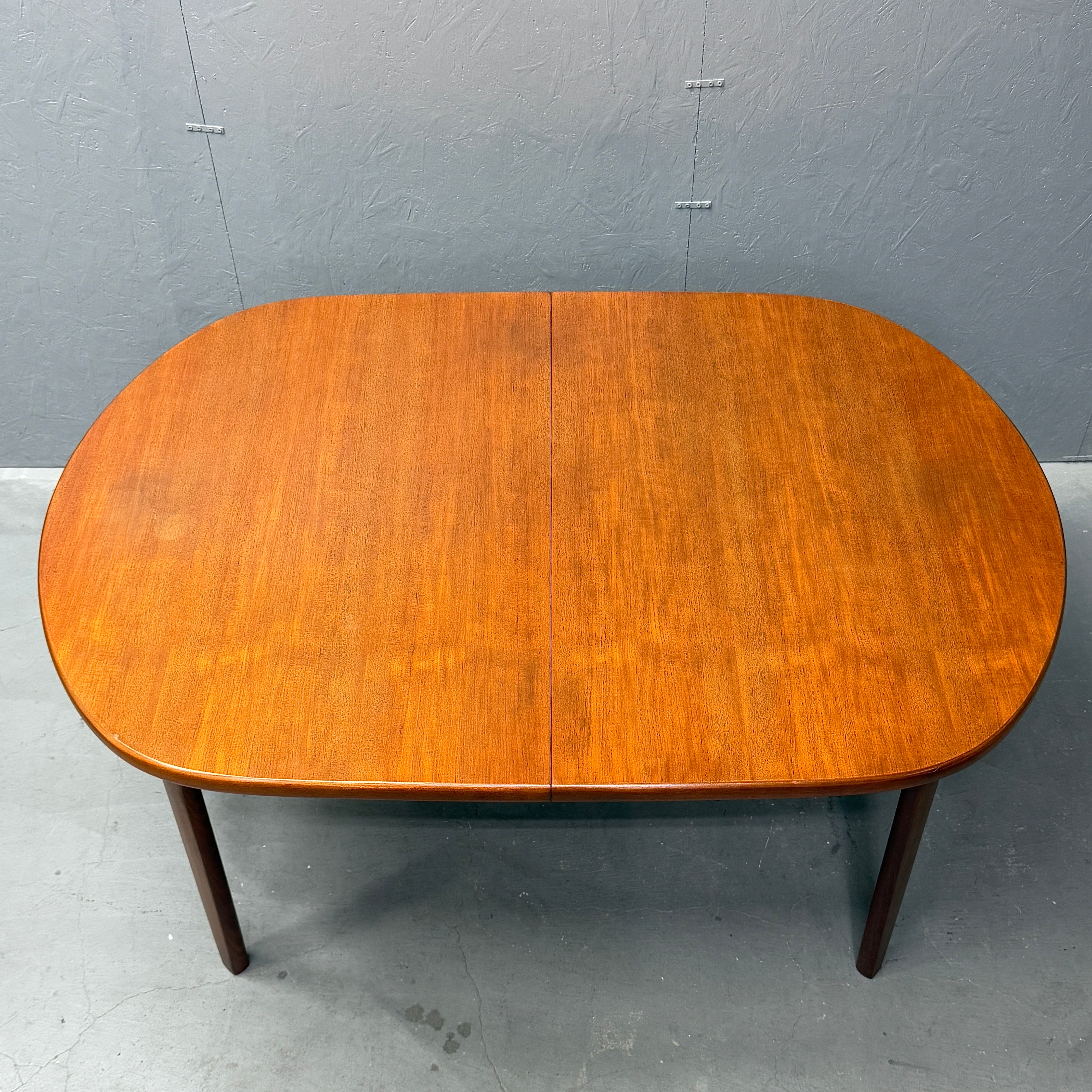 Elliots of Newbury(EON) / Oval Extension Dining Table – NONOR