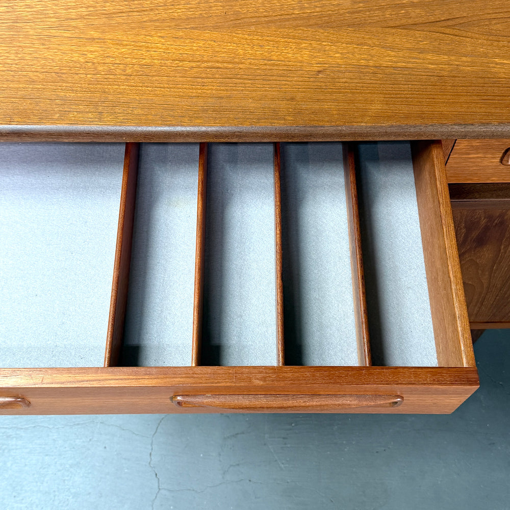 
                      
                        G-PLAN(ジープラン) / Fresco Sideboard フレスコ サイドボード (504)
                      
                    