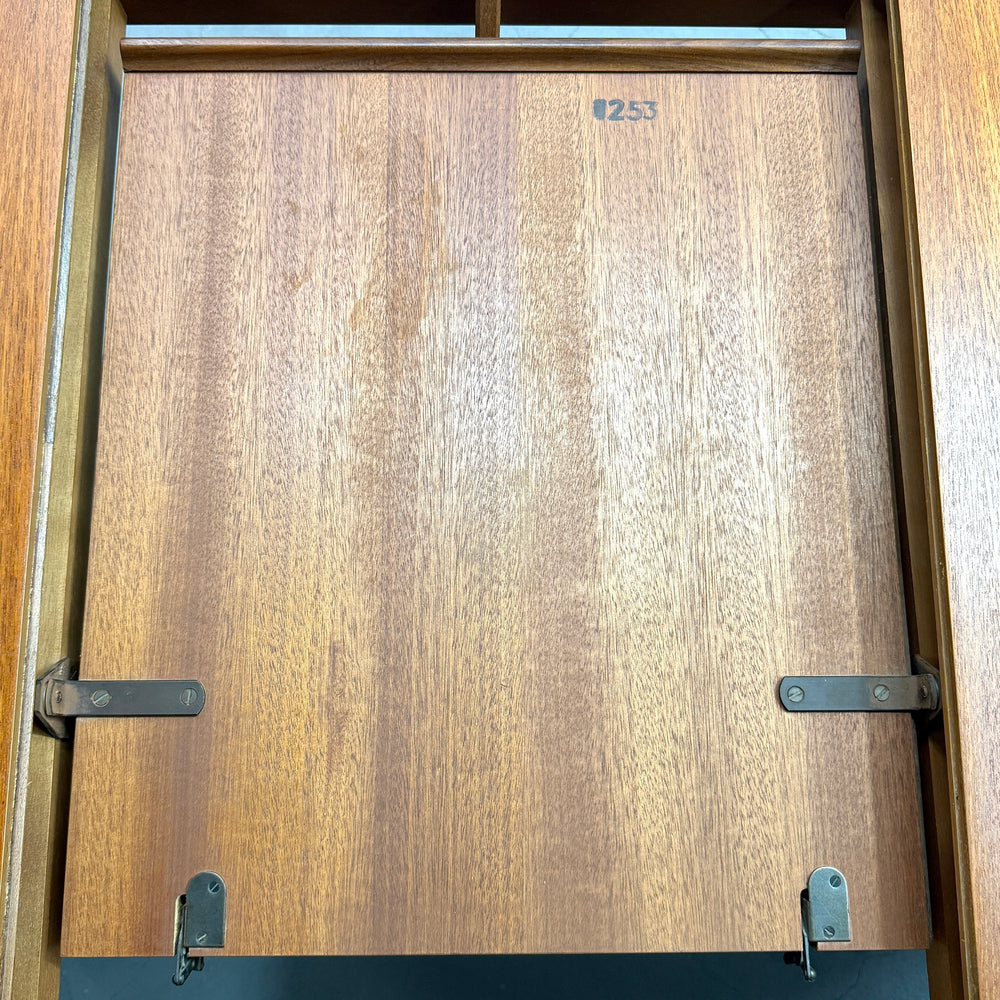 
                      
                        G-PLAN(ジープラン) / WHALE TAILE OVAL TABLE ホエールレッグ オーバルダイニングテーブル (401)
                      
                    