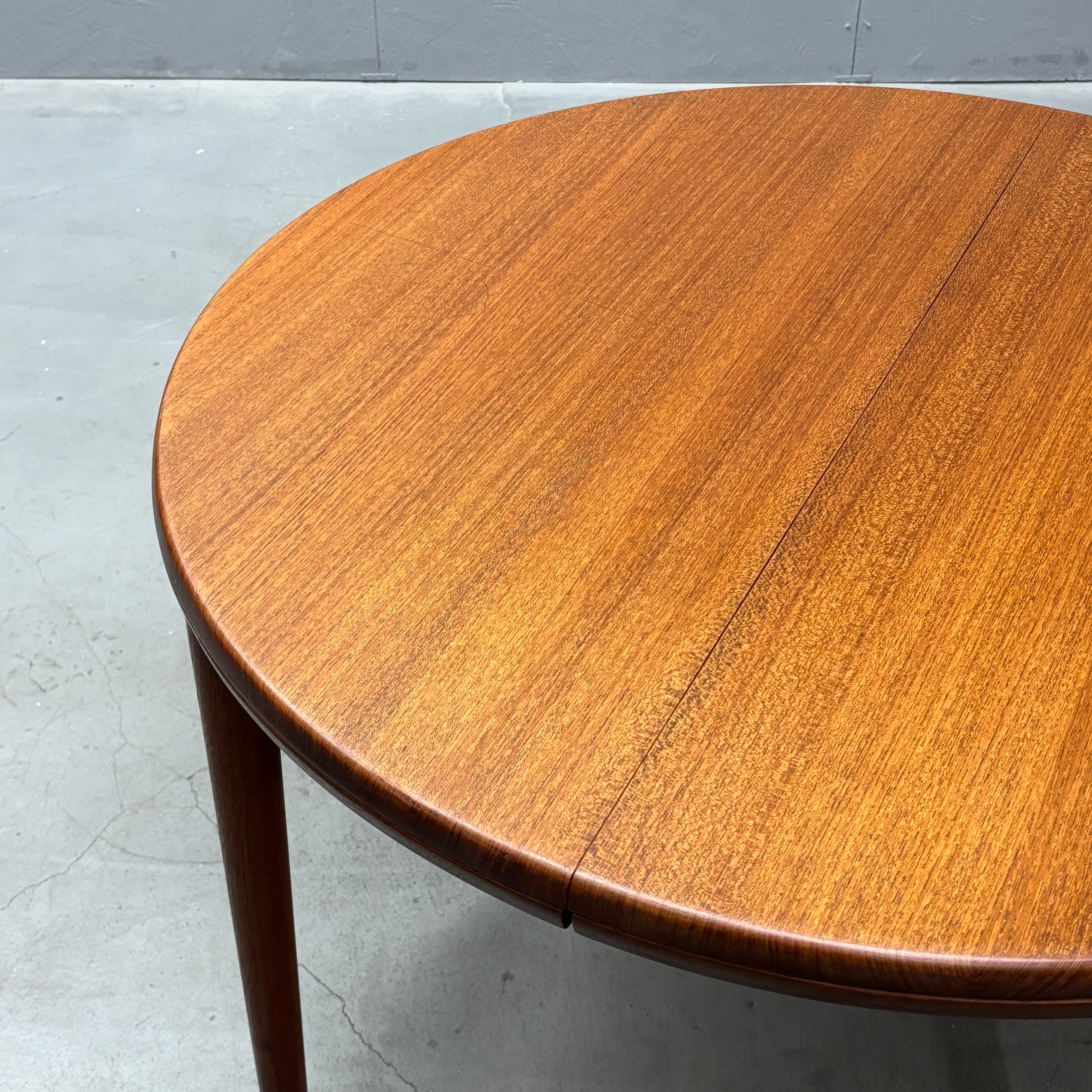Danish Vintage / Extension Round Dining Table デンマーク