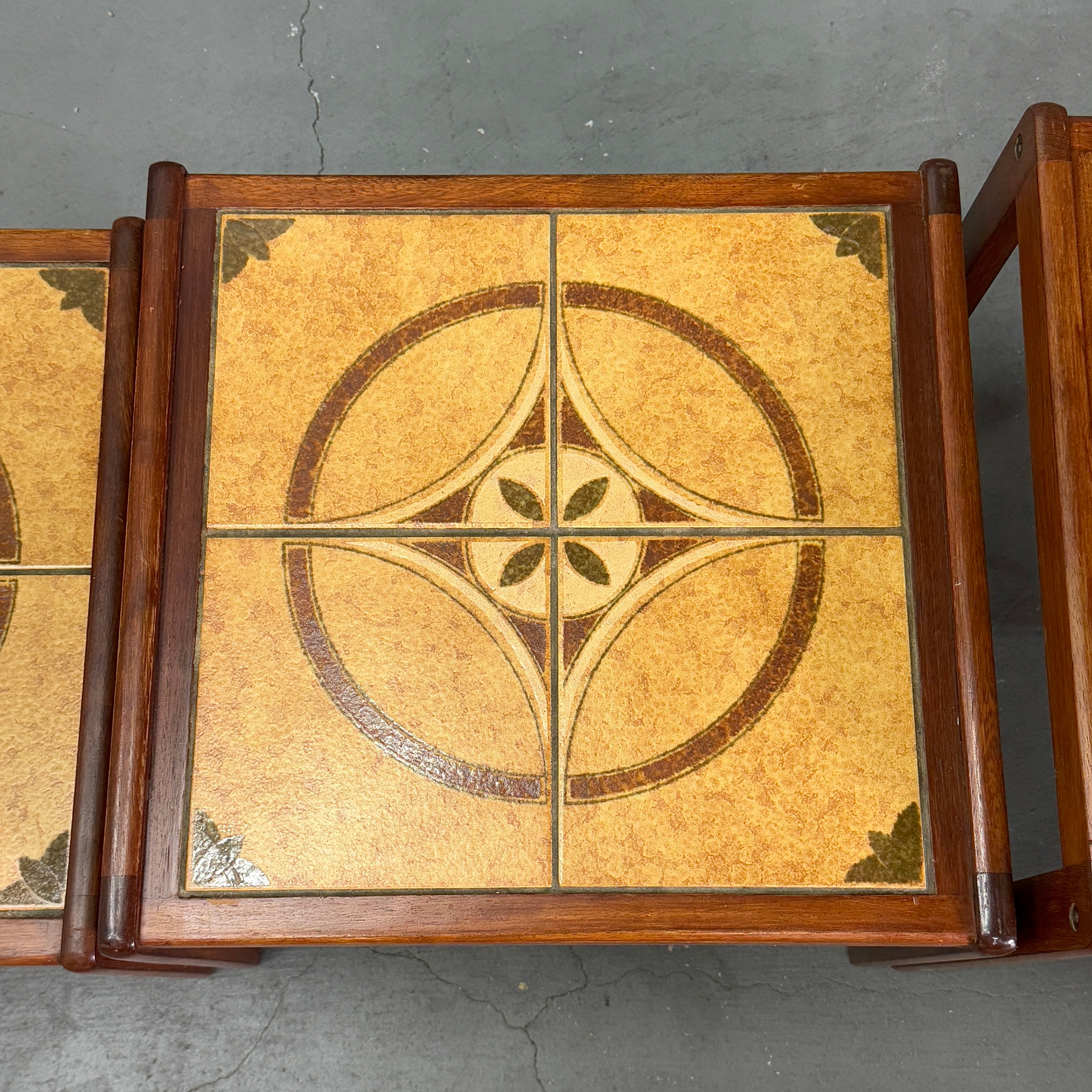 ヴィンテージ タイルトップ ネストテーブル (602) Vintage Teak Tile-Top Nest Table ヴィンテージ タイルトップ ネスト