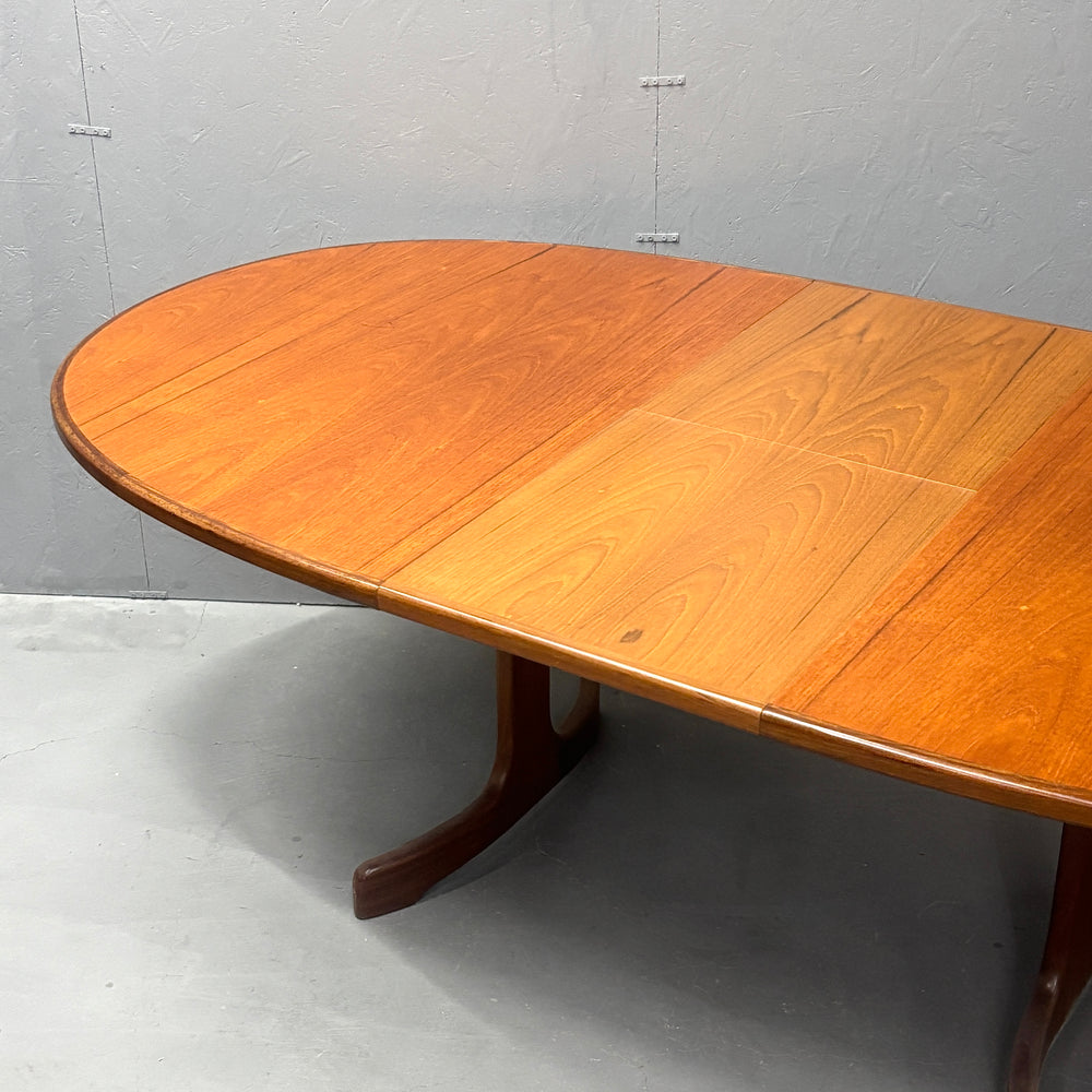 
                      
                        G-PLAN(ジープラン) / WHALE TAILE OVAL TABLE ホエールレッグ オーバルダイニングテーブル (301)
                      
                    