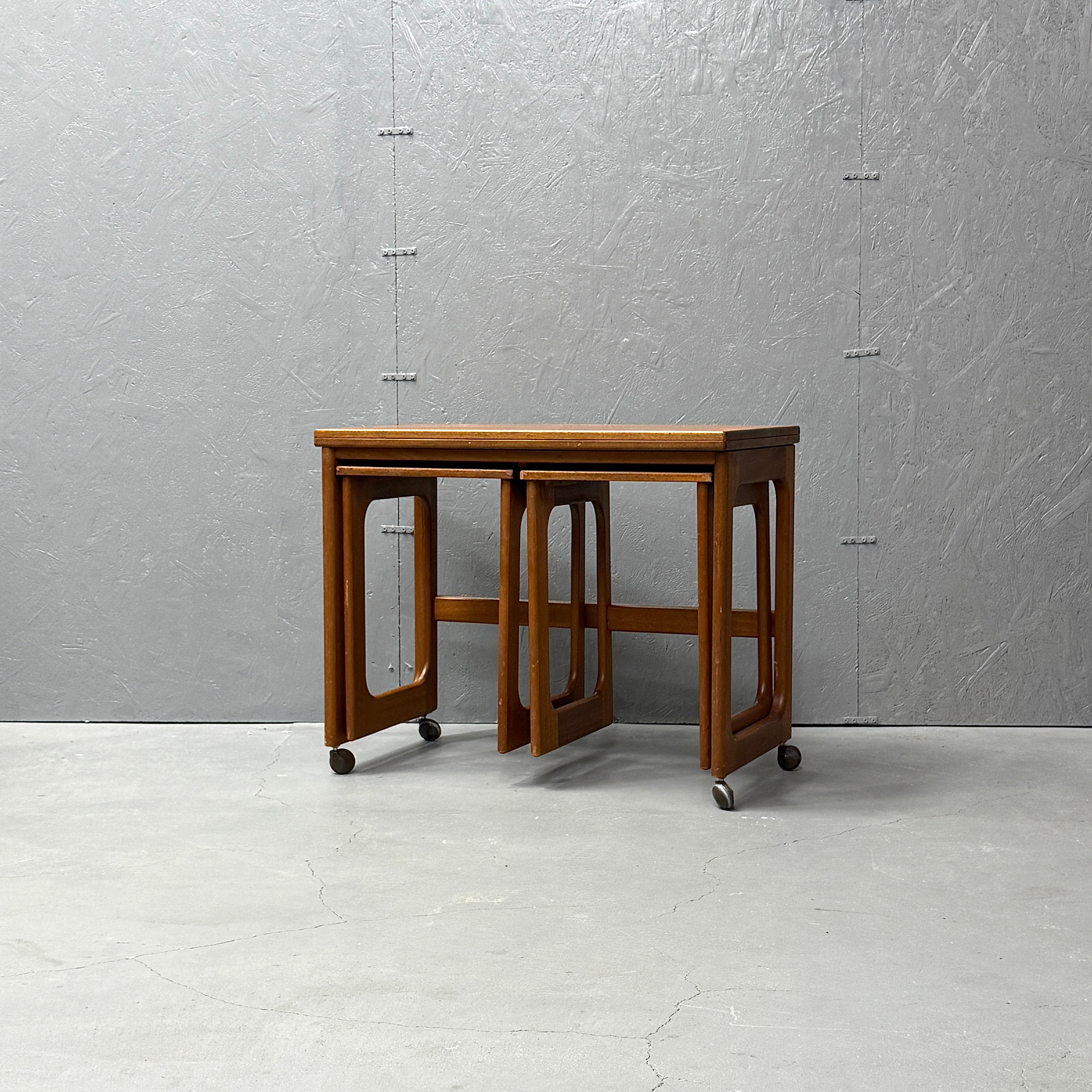 英国アンティークMcIntoshマッキントッシュ製ネストテーブル3台89-240 英国アンティークMcIntoshマッキントッシュ製ネストテーブル3台