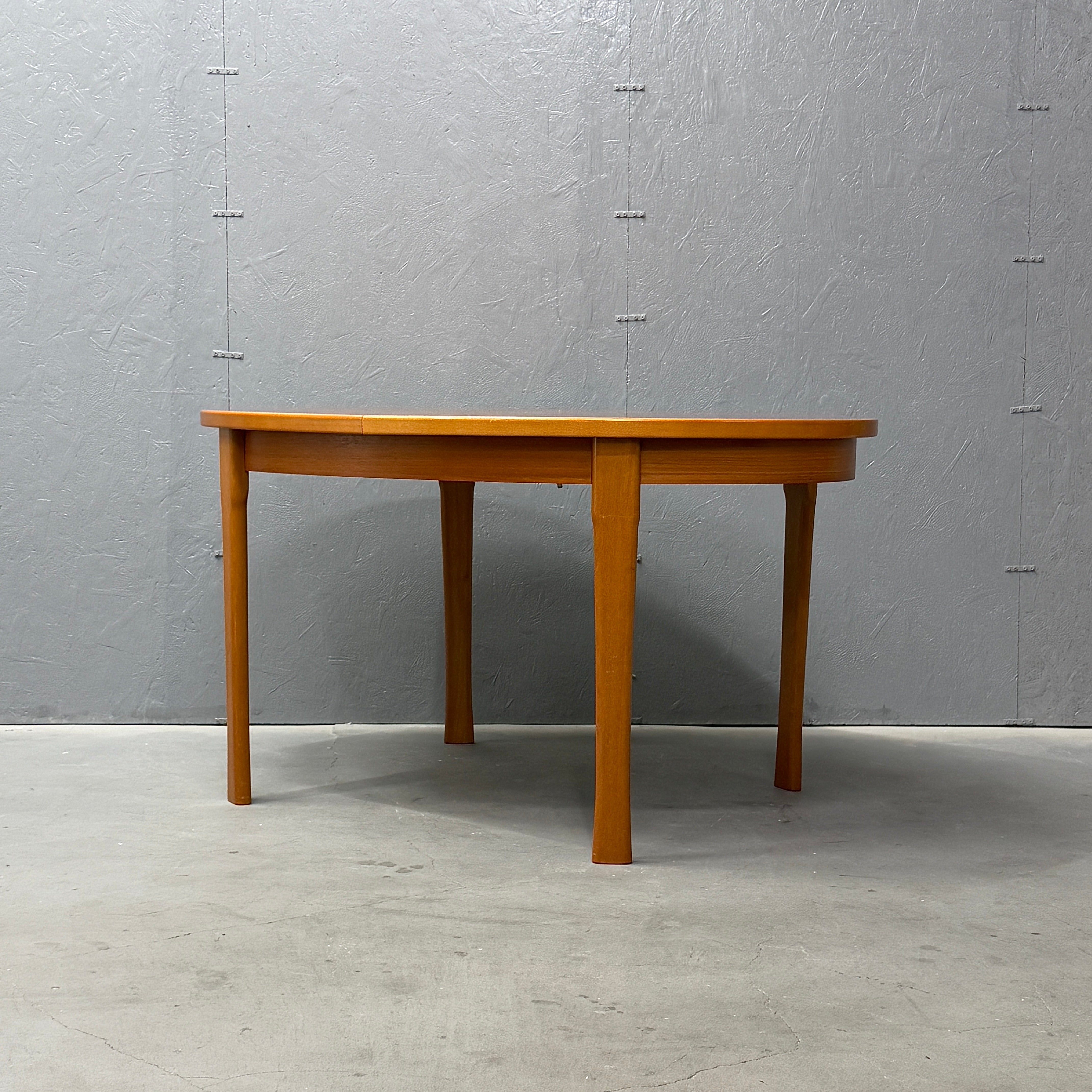 英国 ヴィンテージ チークオーバルテーブル (601) VINTAGE TEAK OVAL TABLE チークオーバルテーブル (601) – NONOR FURNITURE