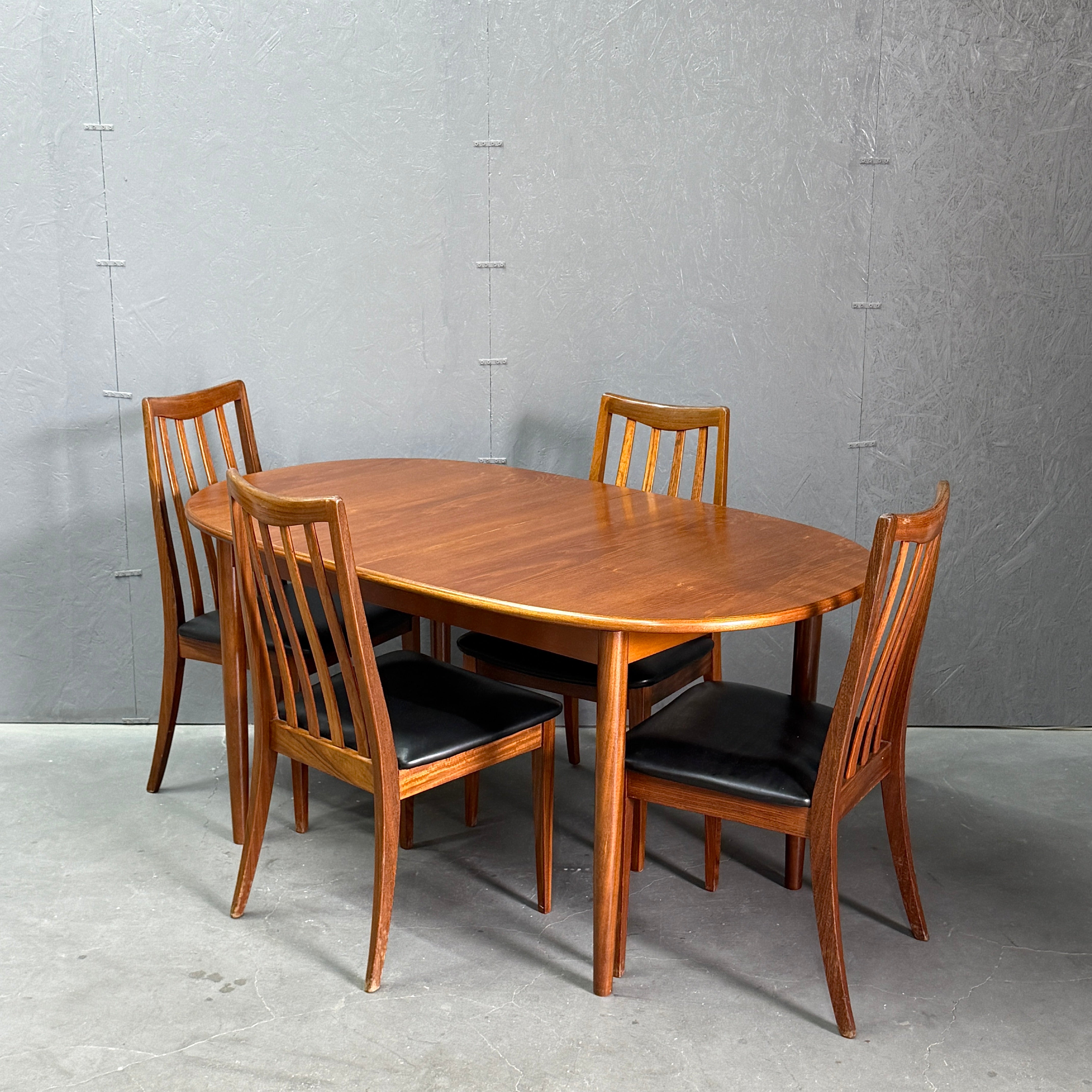 Meredew(メレデュー) オーバルダイニングテーブル (701) Meredew(メレデュー) / Oval Table オーバルダイニングテーブル (701