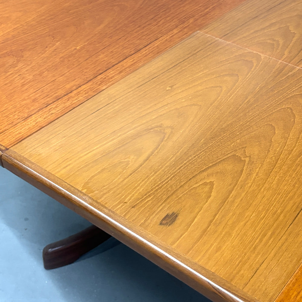 
                      
                        G-PLAN(ジープラン) / WHALE TAILE OVAL TABLE ホエールレッグ オーバルダイニングテーブル (301)
                      
                    