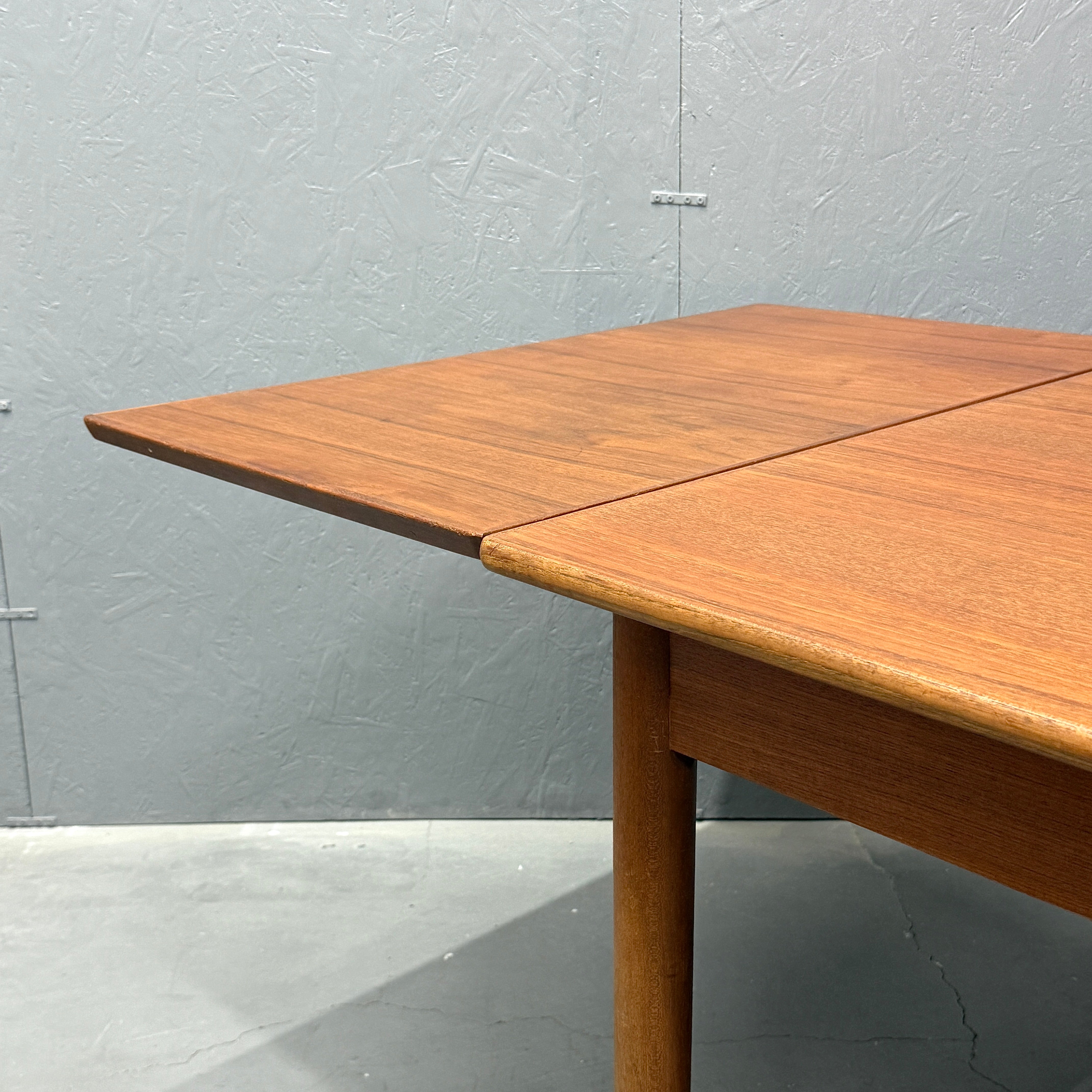 デンマークヴィンテージ ドローリーフ スクエアテーブル (504) Danish Vintage / Draw-Leaf Dining Table デンマークヴィンテージ