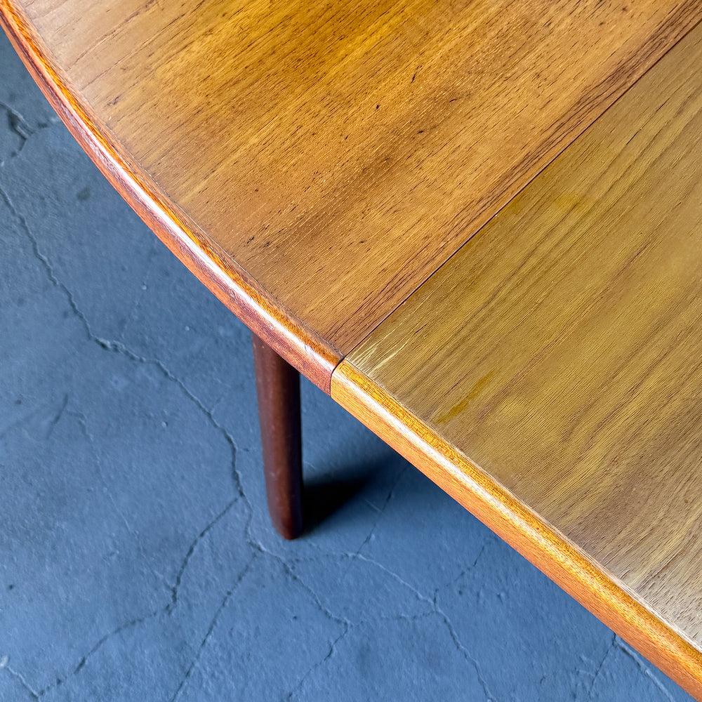 
                      
                        VINTAGE TEAK OVAL TABLE チークオーバルテーブル (401)
                      
                    