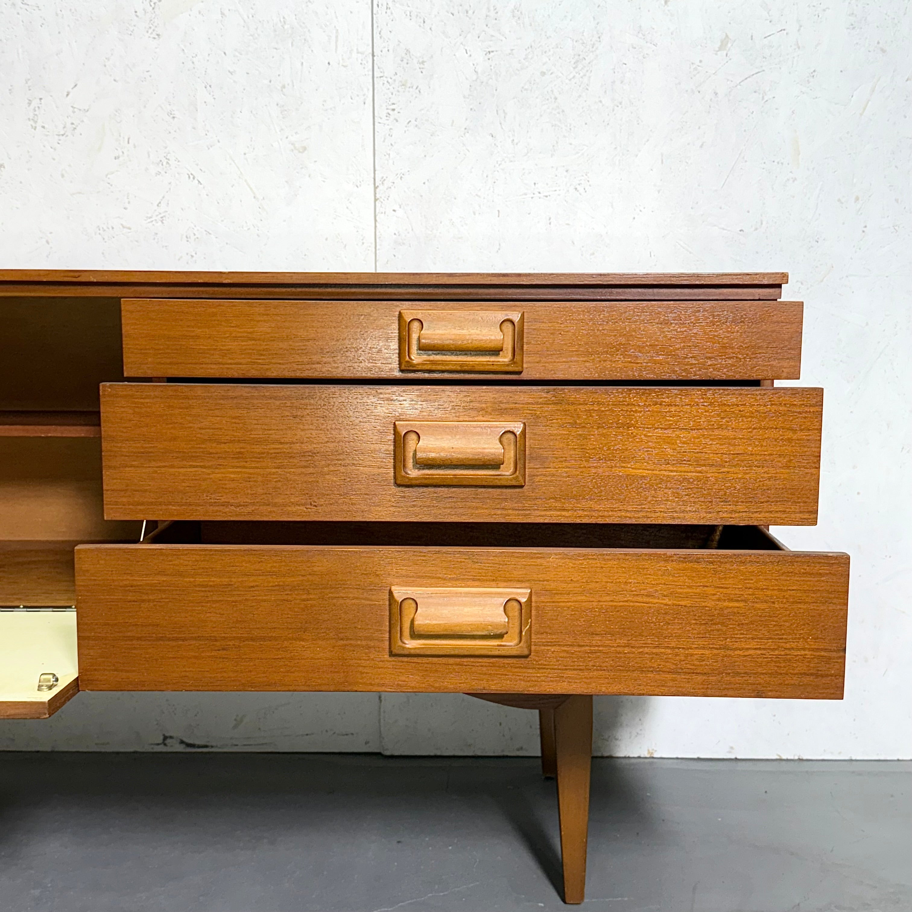 Beautility イギリス ヴィンテージ サイドボード (302) Beautility