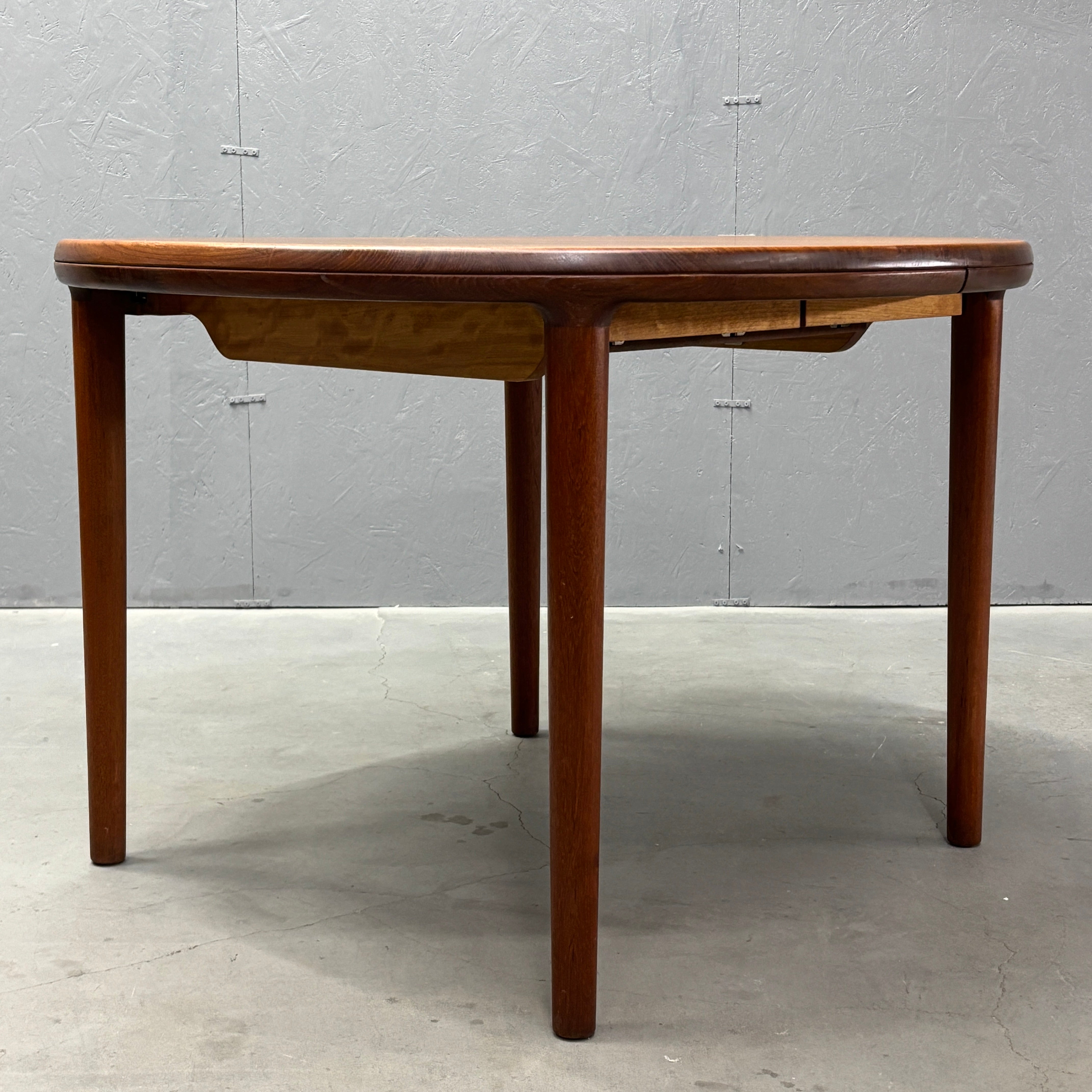 Danish Vintage / Extension Round Dining Table デンマーク