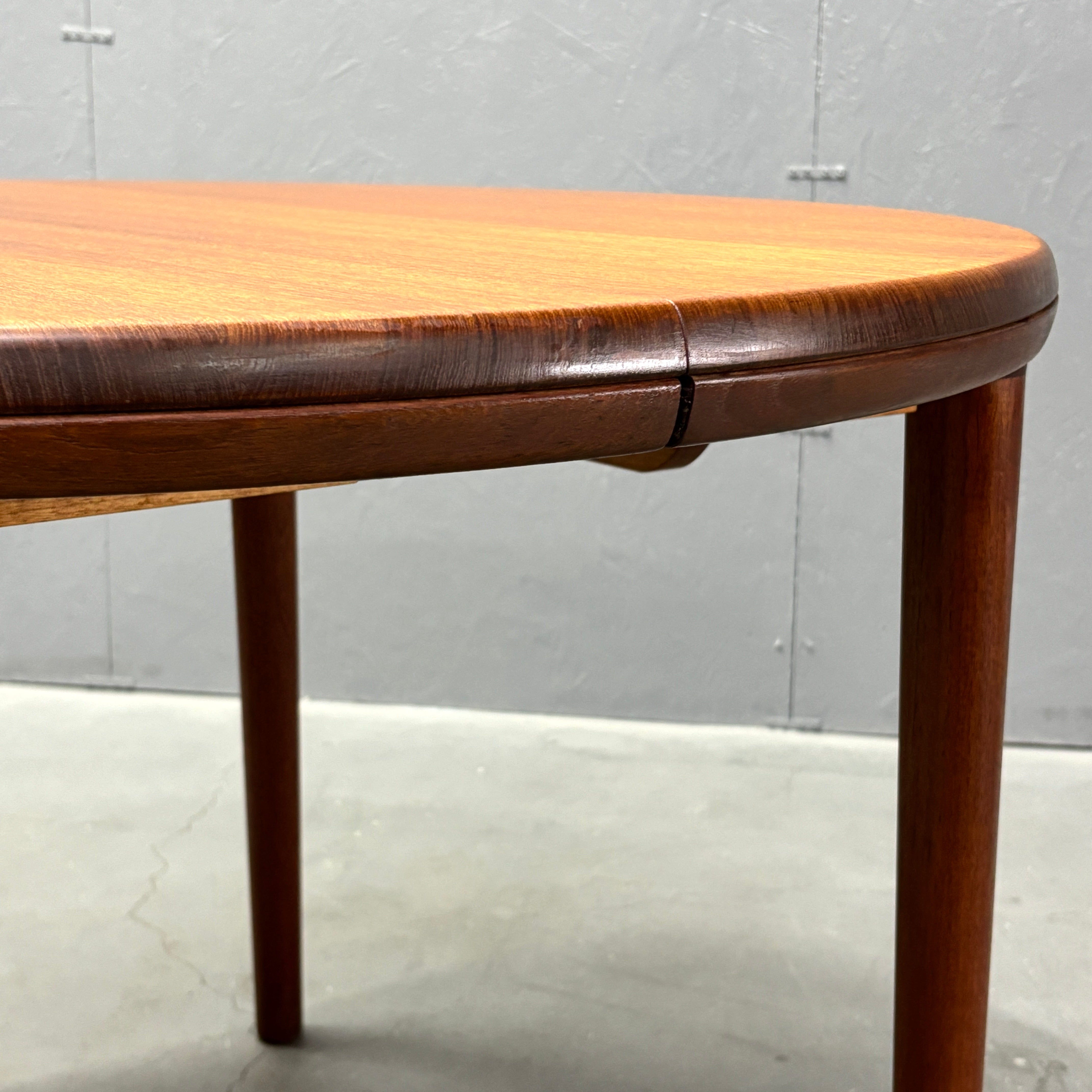 Danish Vintage / Extension Round Dining Table デンマーク