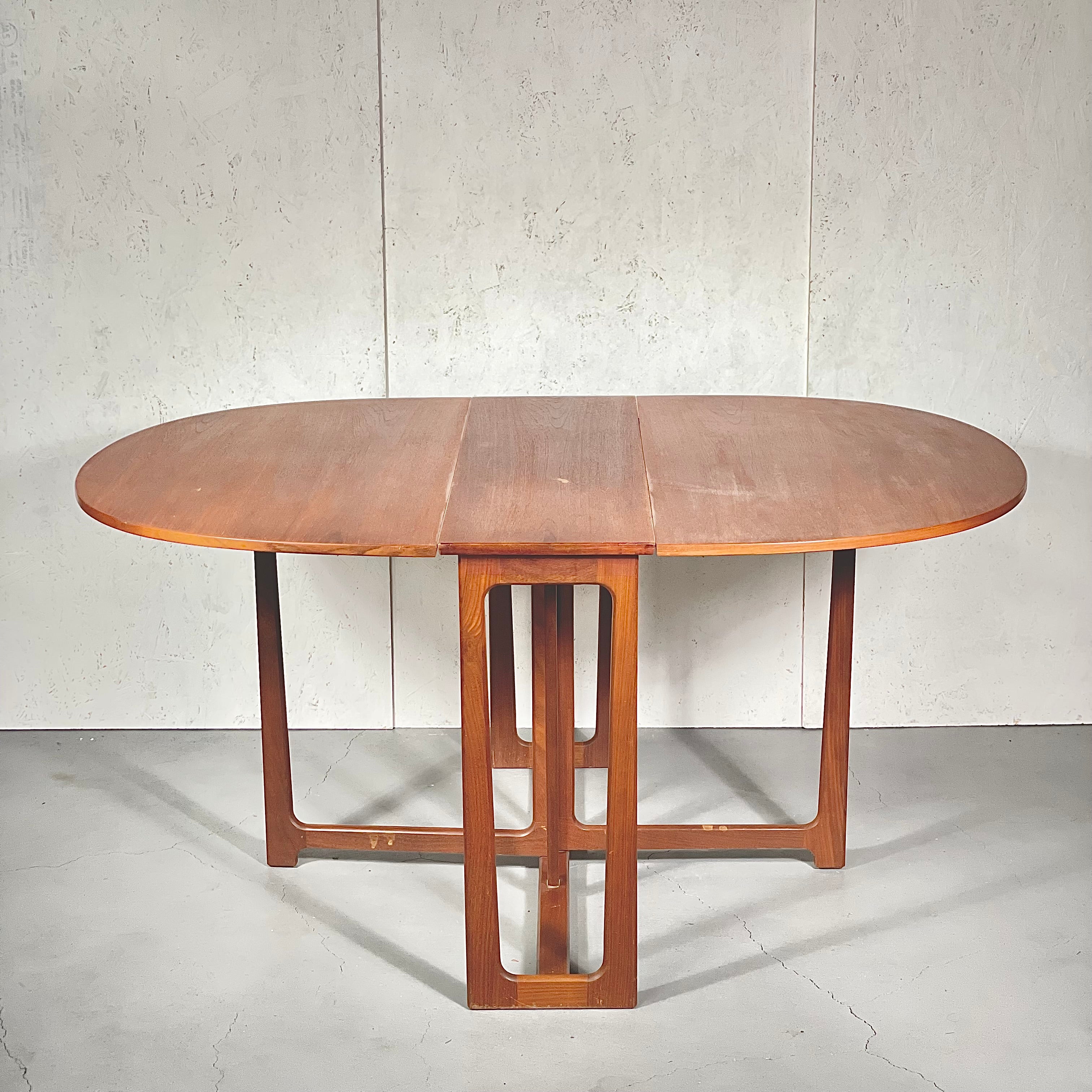 A.H. McIntosh 円形ダイニングテーブル A.H. McIntosh 円形ダイニングテーブル