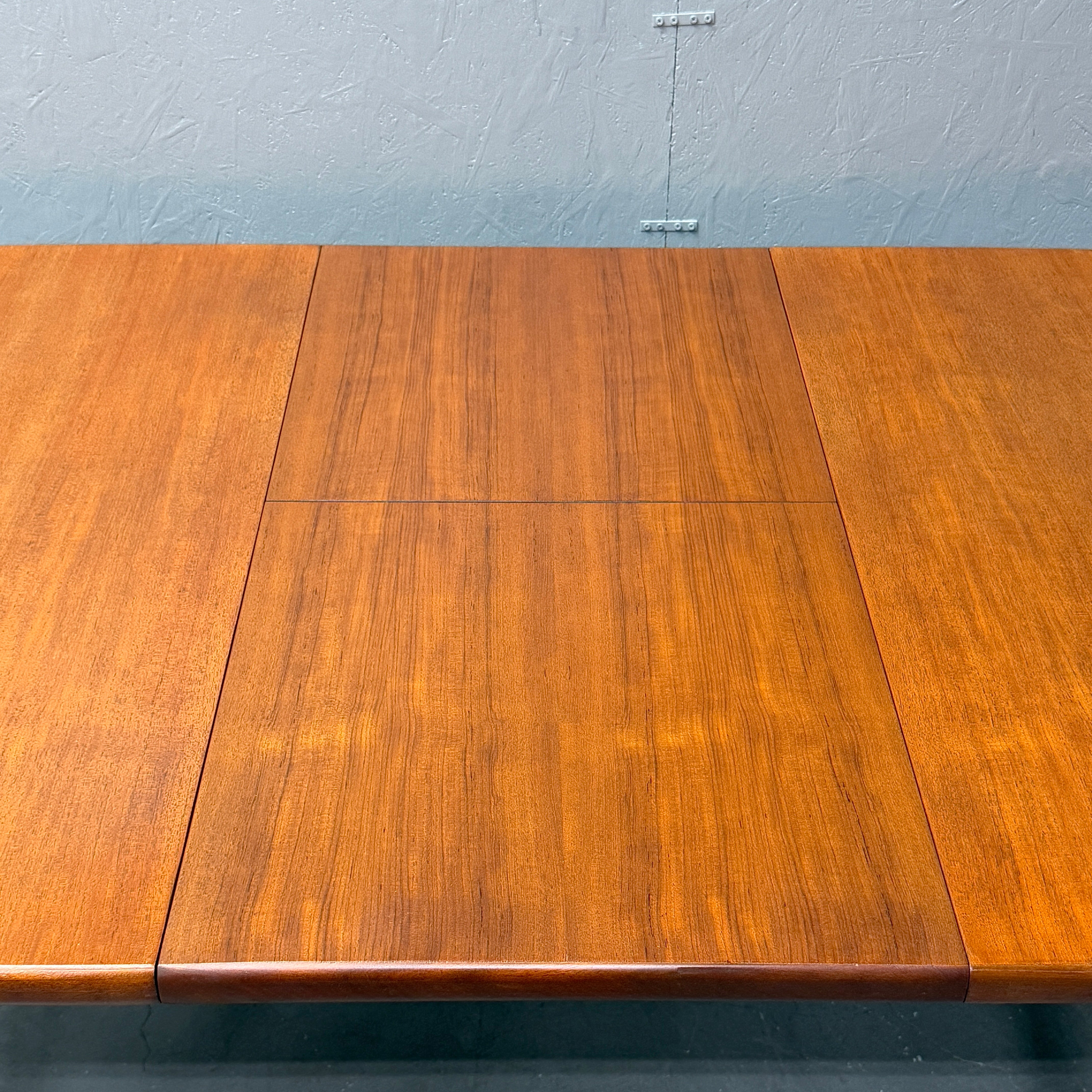 Elliots of Newbury(EON) / Oval Extension Dining Table – NONOR