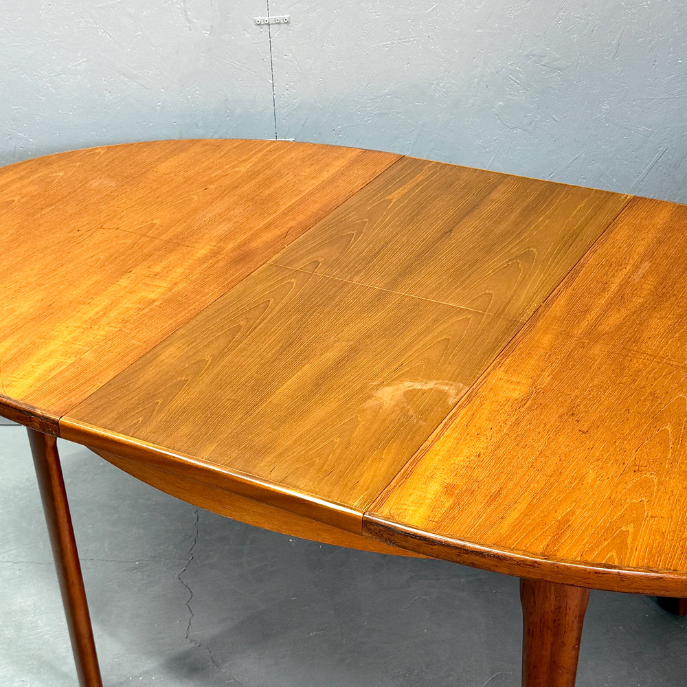 
                      
                        VINTAGE TEAK OVAL TABLE チークオーバルテーブル (401)
                      
                    