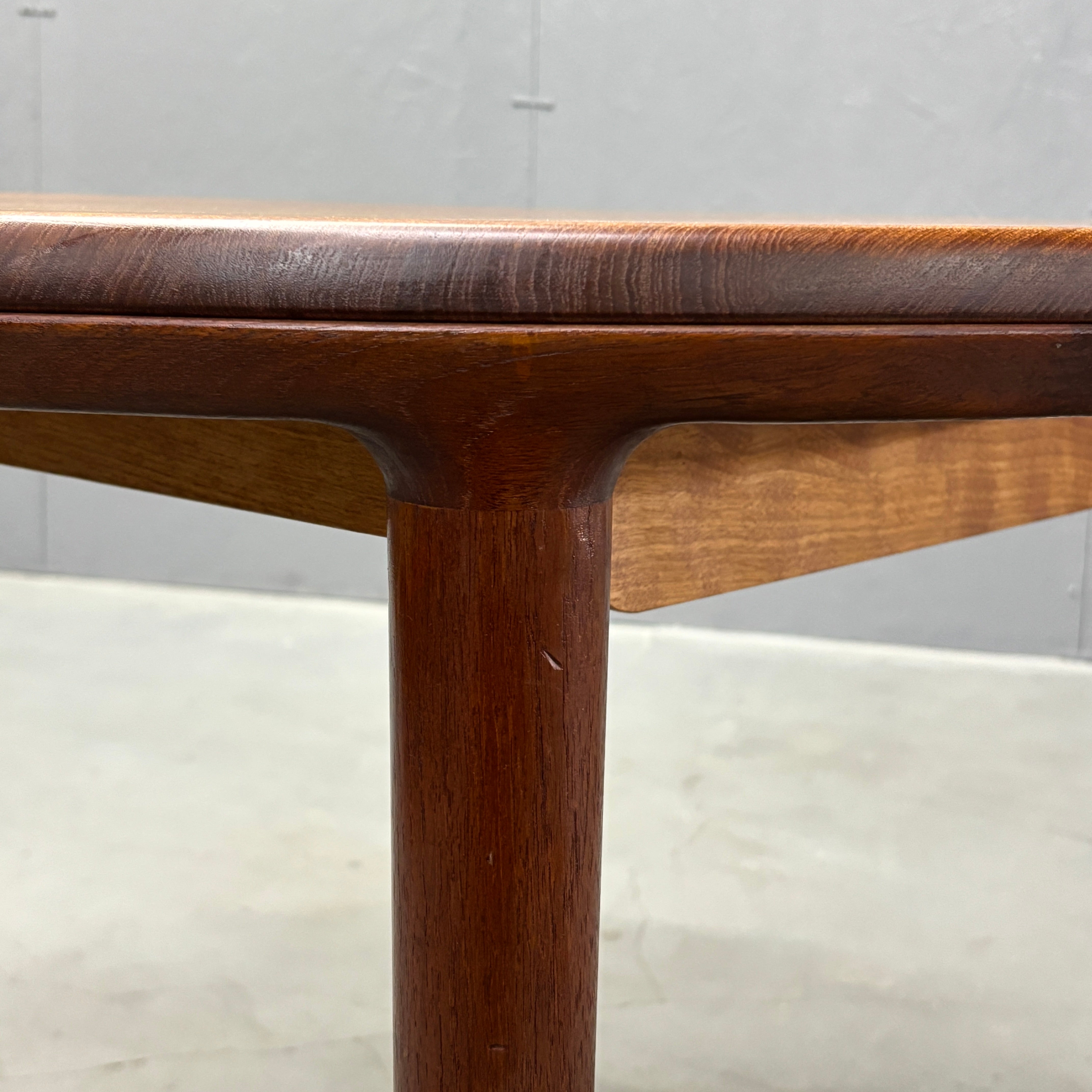 Danish Vintage / Extension Round Dining Table デンマーク