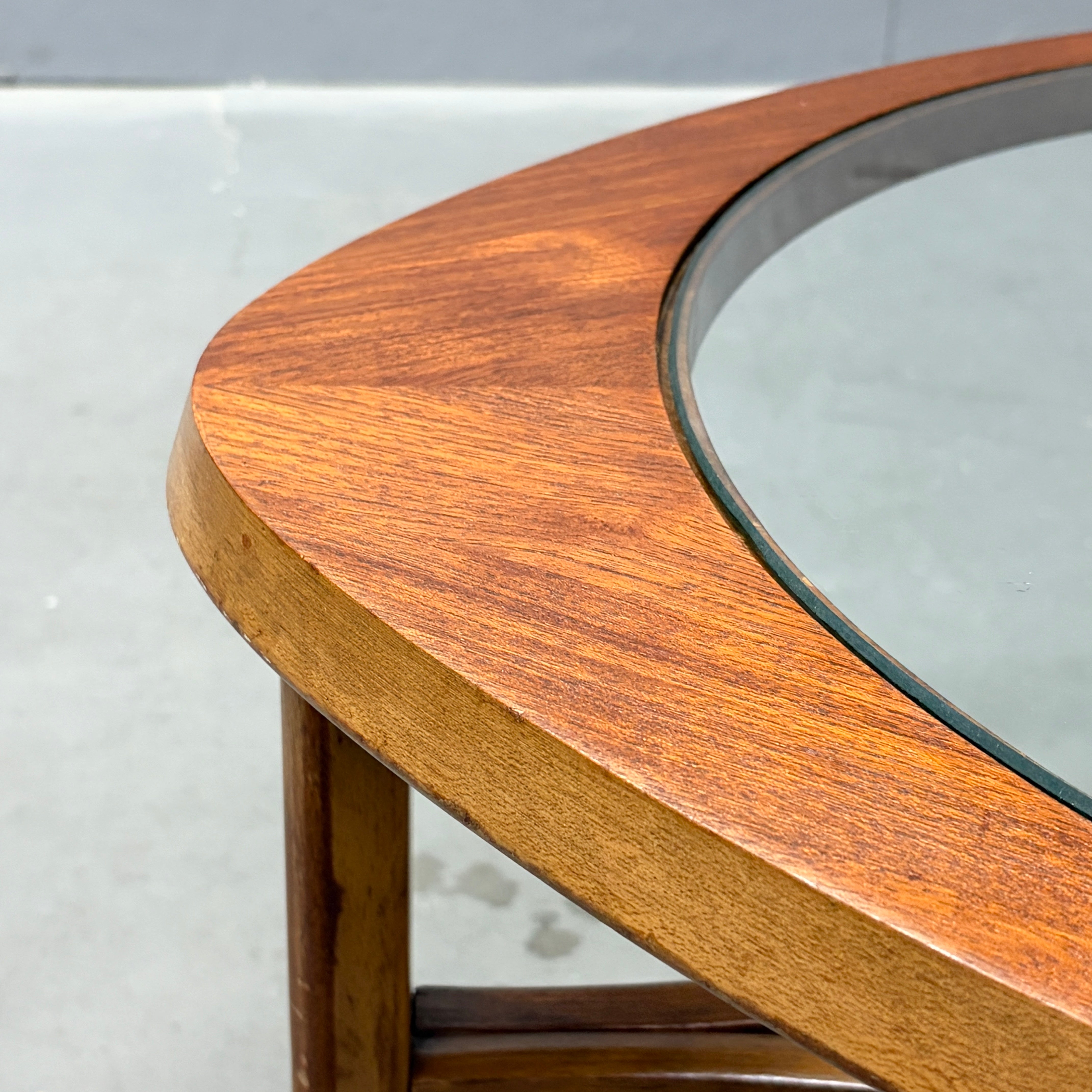 Nathan(ネイサン) ガラストップ コーヒーテーブル (701) Nathan(ネイサン) / GLASS TOP TRIANGLE COFFEE TABLE ガラストップ