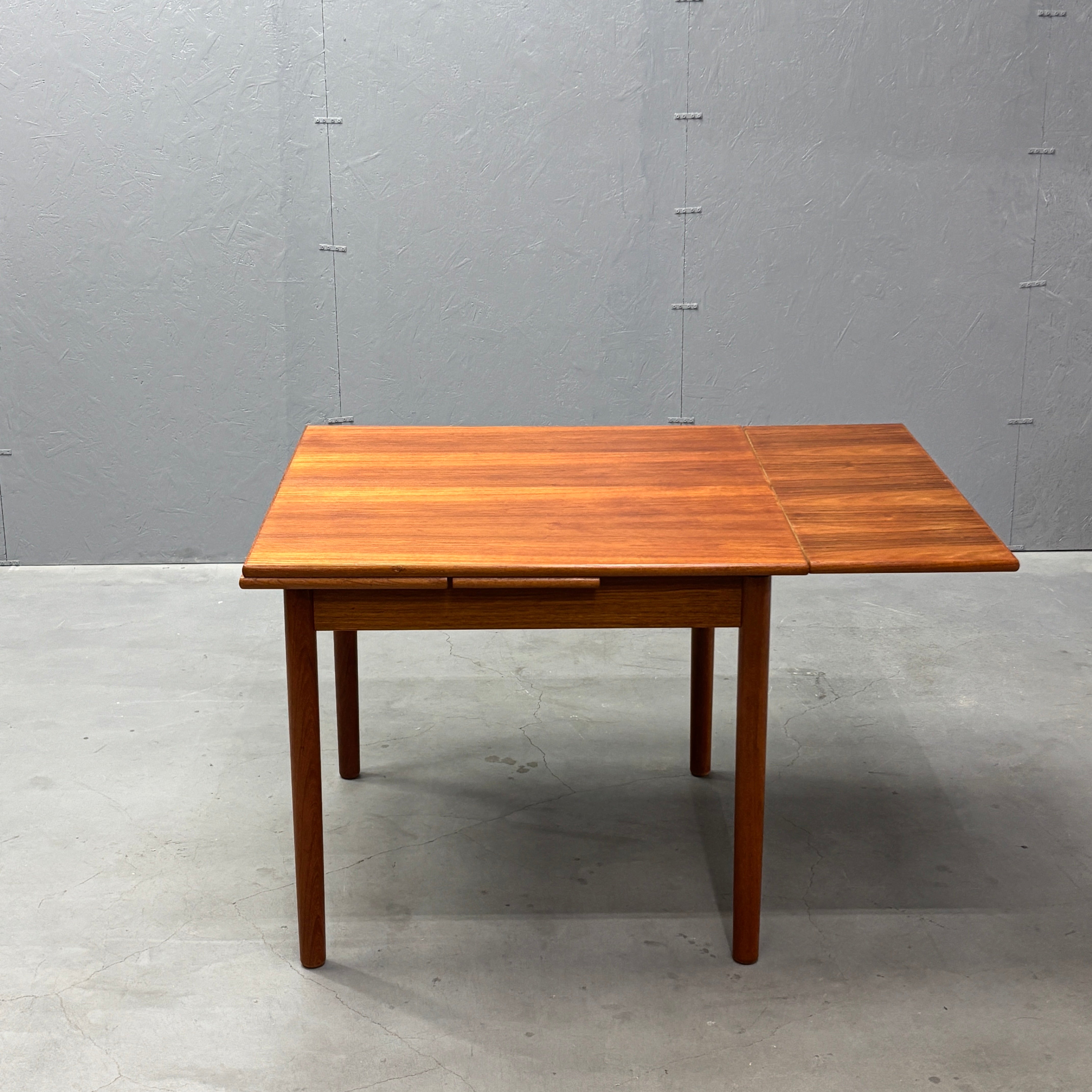 Danish Vintage / Draw-Leaf Dining Table デンマークヴィンテージ
