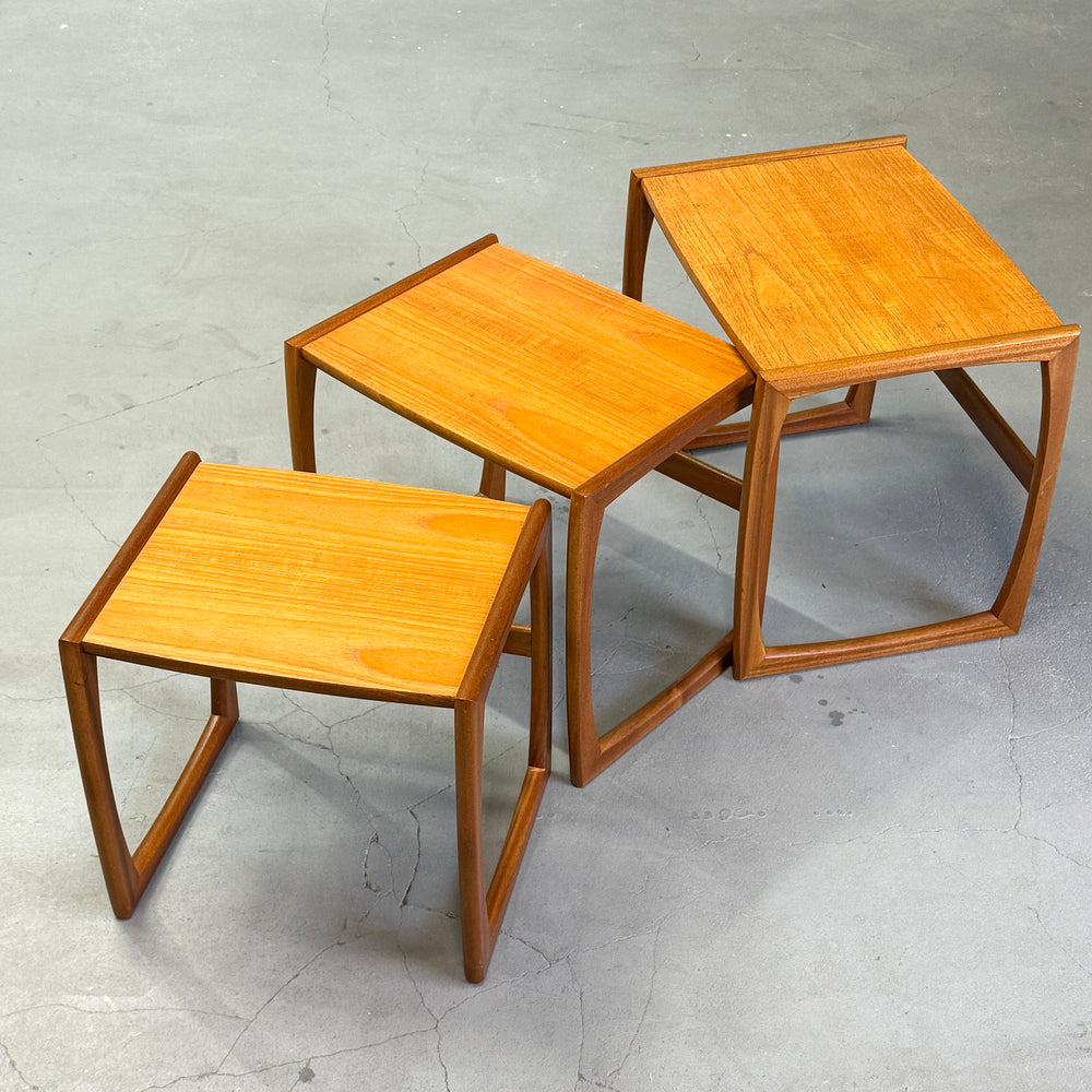 
                      
                        Teak Nest of Tables チーク ネストテーブル
                      
                    