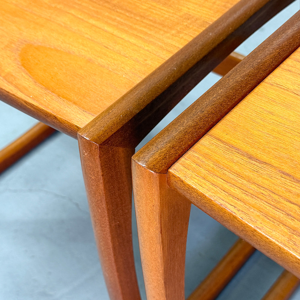 
                      
                        Teak Nest of Tables チーク ネストテーブル
                      
                    