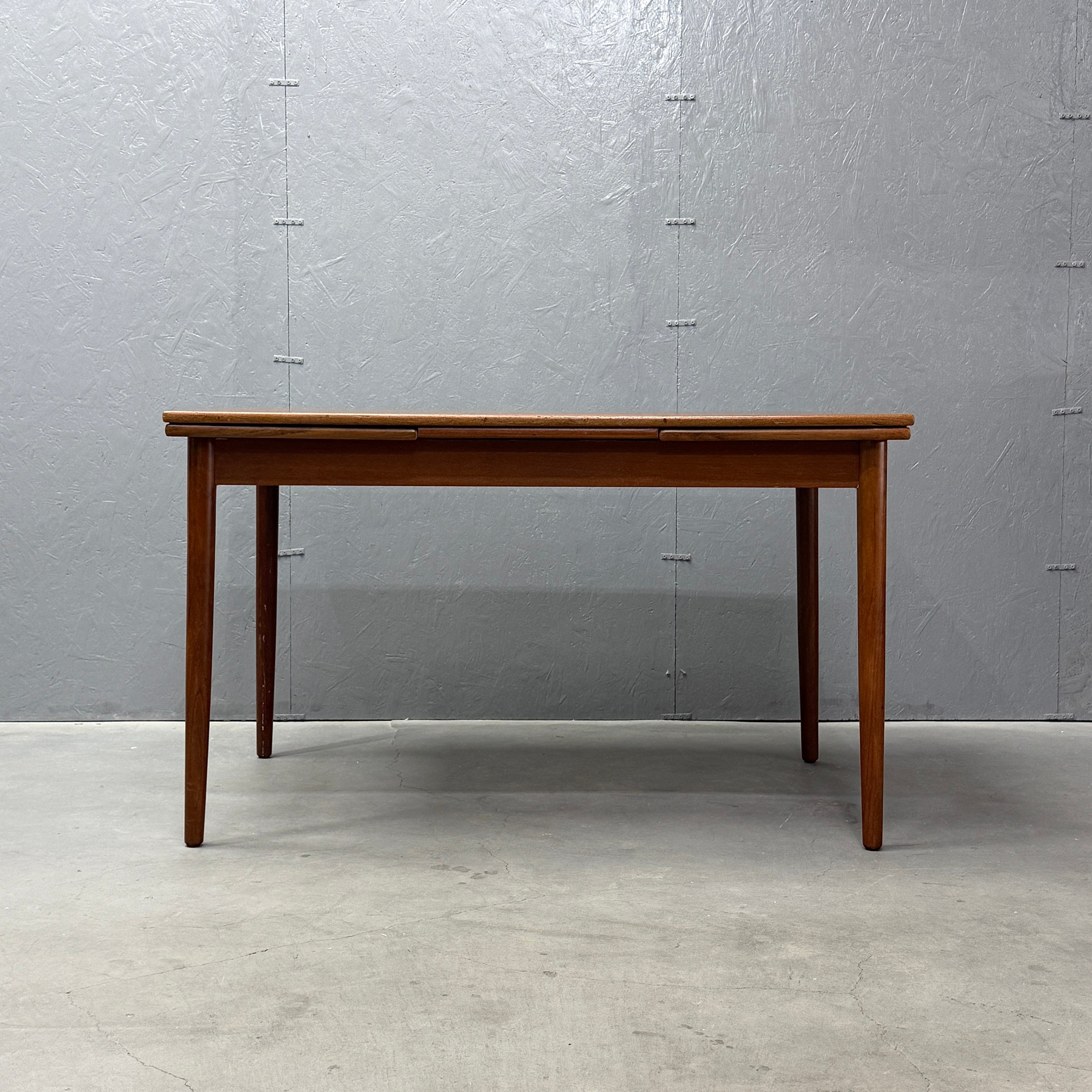 デンマークヴィンテージ ドローリーフ スクエアテーブル (504) Danish Vintage / Draw-Leaf Dining Table デンマークヴィンテージ