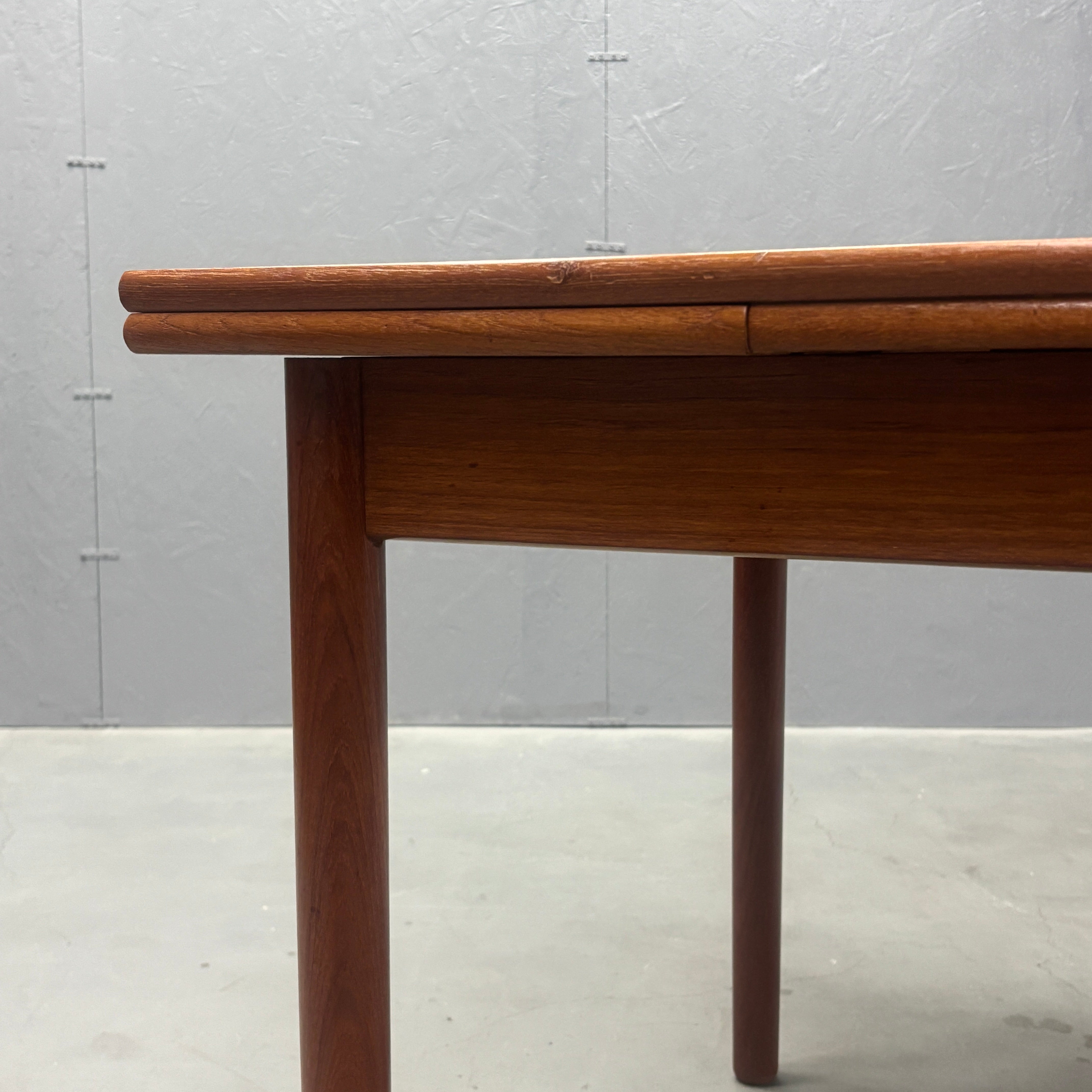 Danish Vintage / Draw-Leaf Dining Table デンマークヴィンテージ