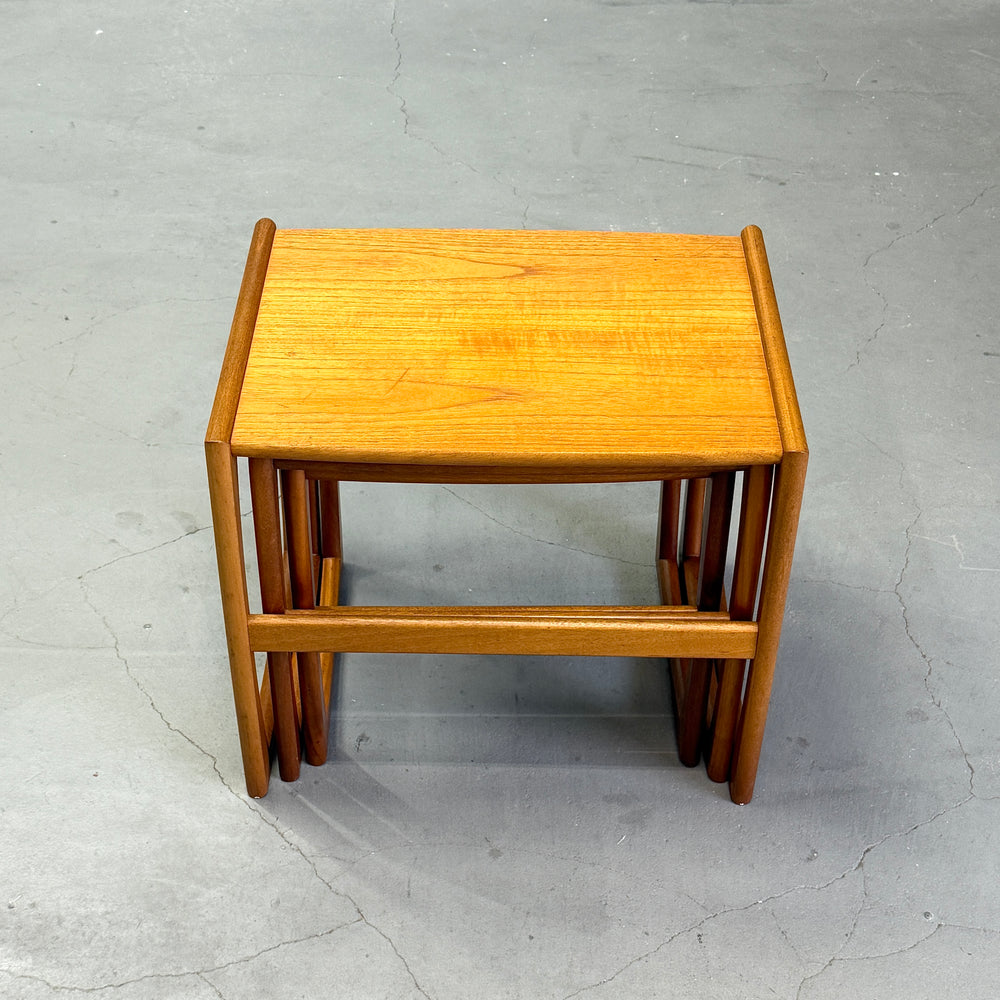 
                      
                        Teak Nest of Tables チーク ネストテーブル
                      
                    