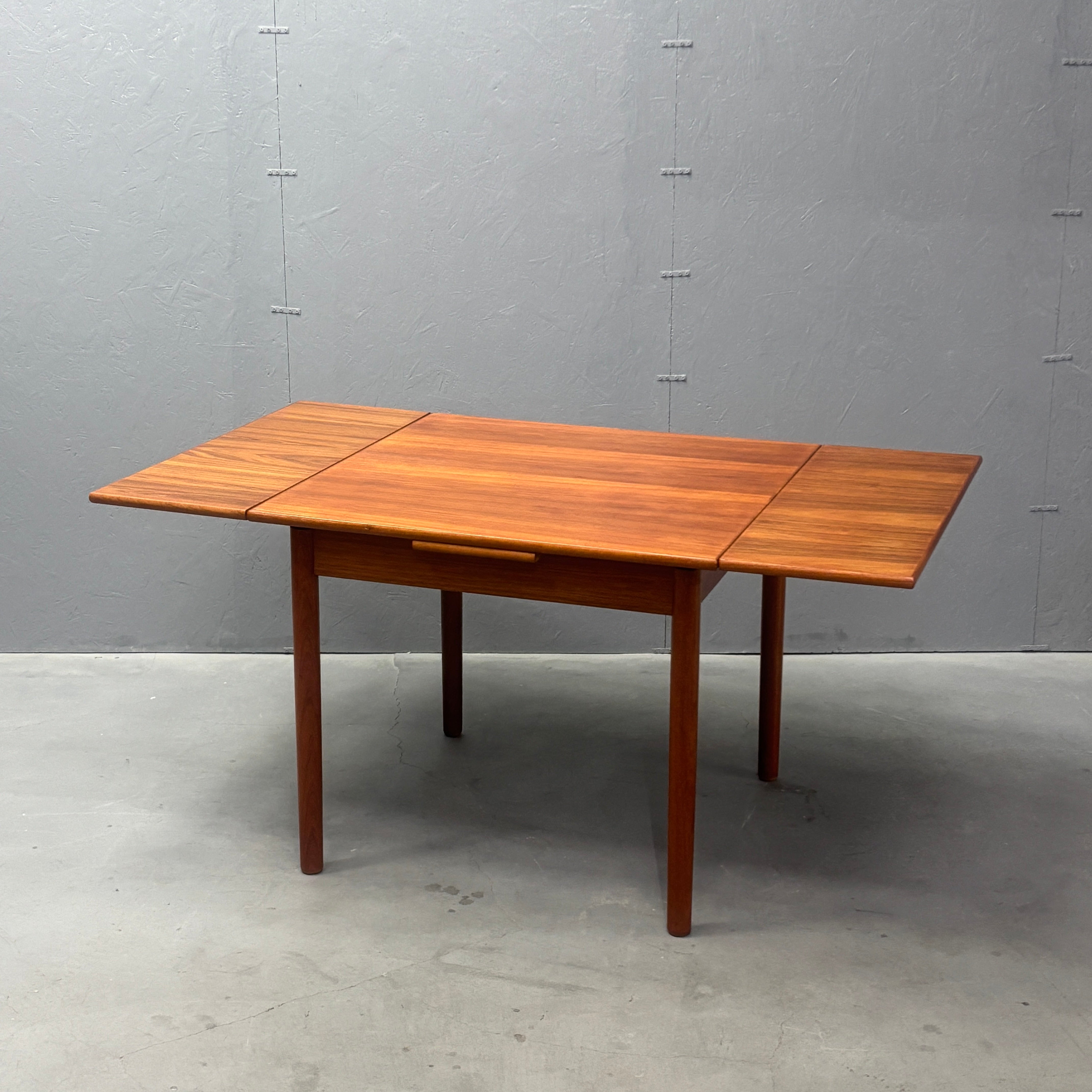 Danish Vintage / Draw-Leaf Dining Table デンマークヴィンテージ