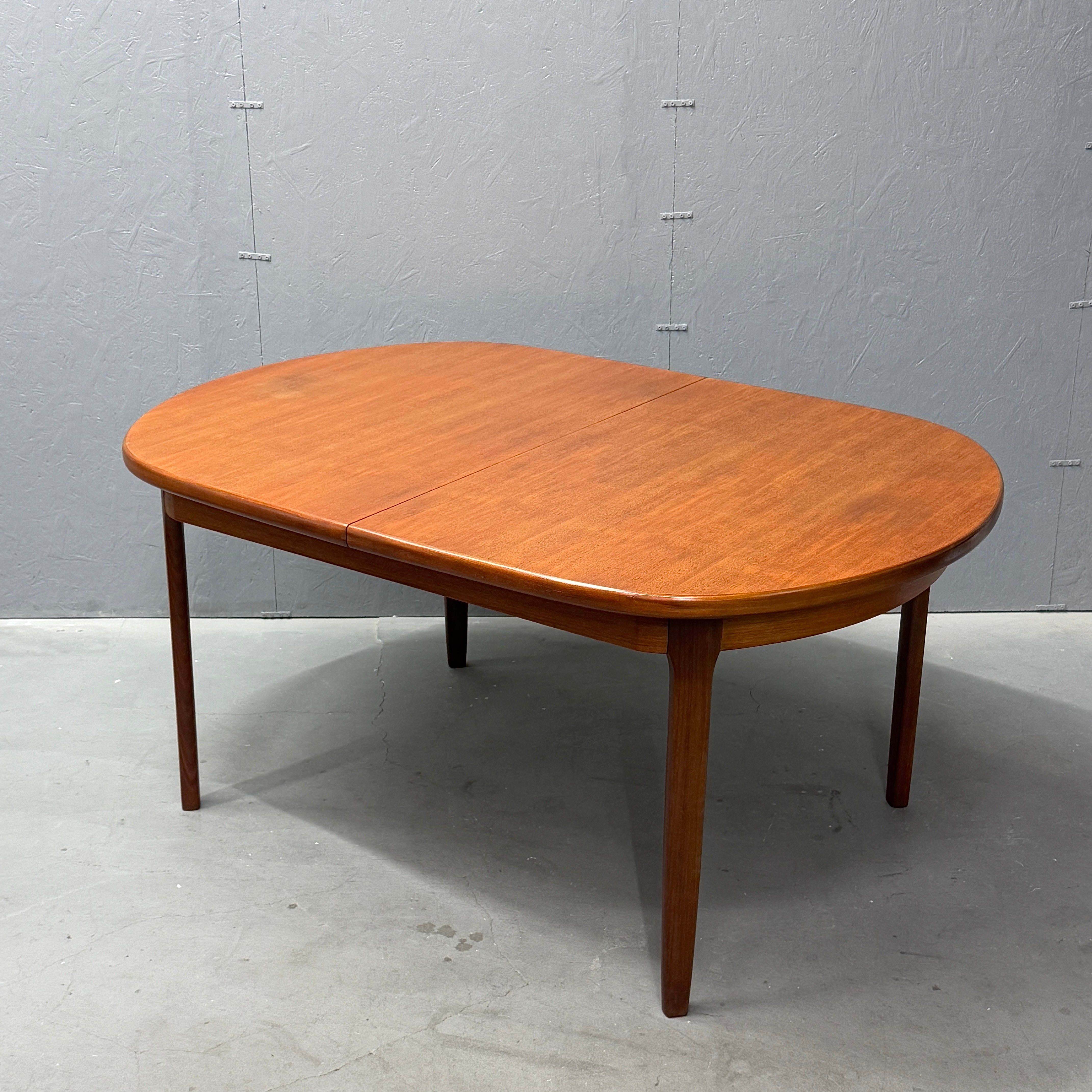 Elliots of Newbury(EON) / Oval Extension Dining Table – NONOR