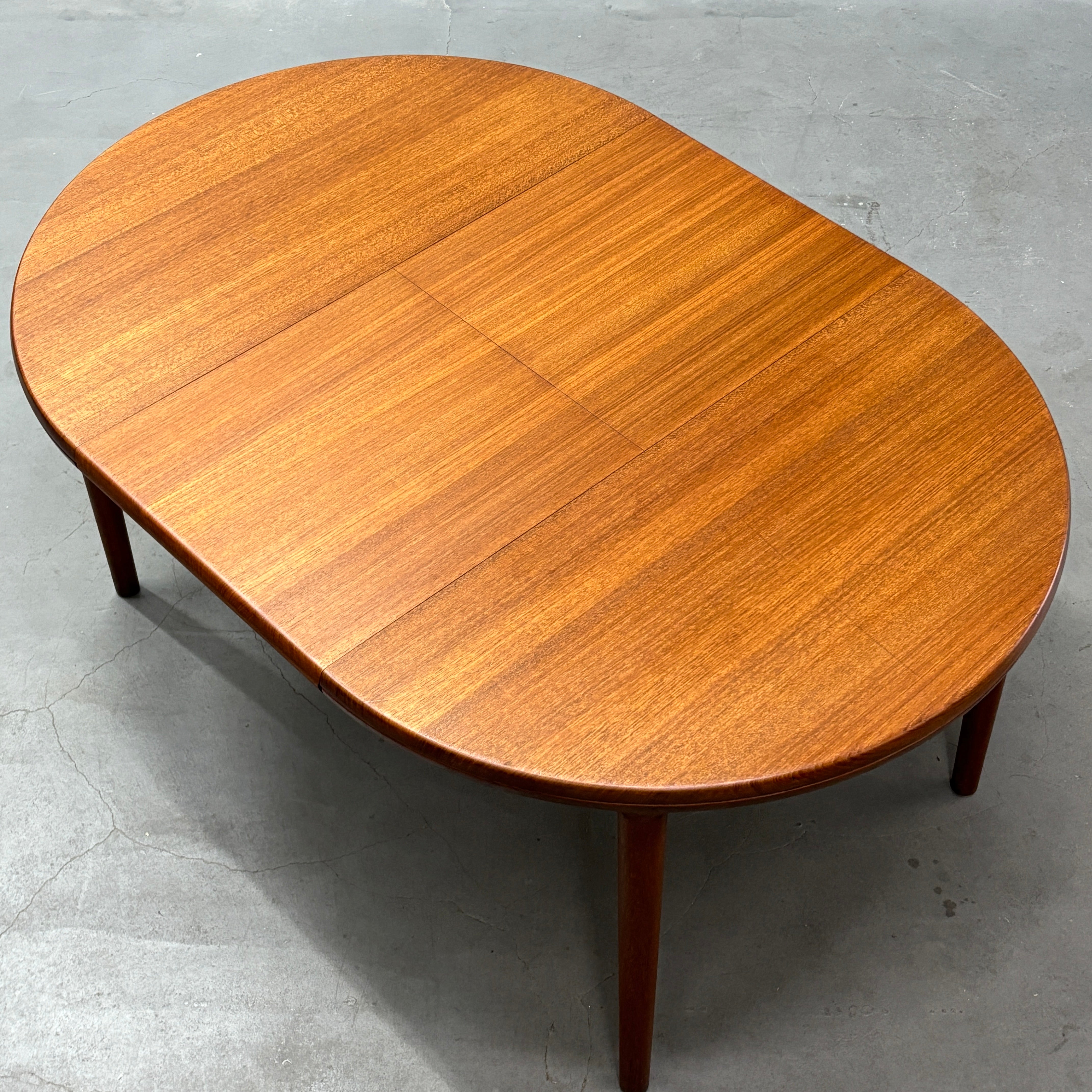 Danish Vintage / Extension Round Dining Table デンマーク