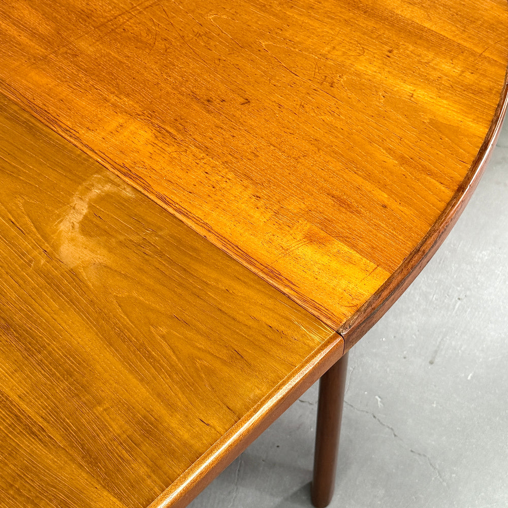 
                      
                        VINTAGE TEAK OVAL TABLE チークオーバルテーブル (401)
                      
                    