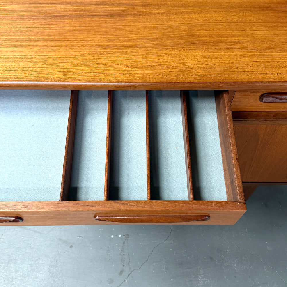 
                      
                        G-PLAN(ジープラン) / Fresco Sideboard フレスコ サイドボード (501)
                      
                    