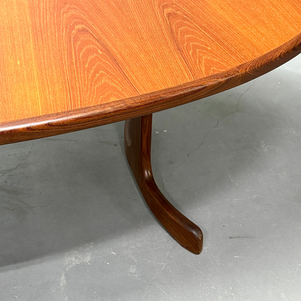 
                      
                        G-PLAN(ジープラン) / WHALE TAILE OVAL TABLE ホエールレッグ オーバルダイニングテーブル (401)
                      
                    