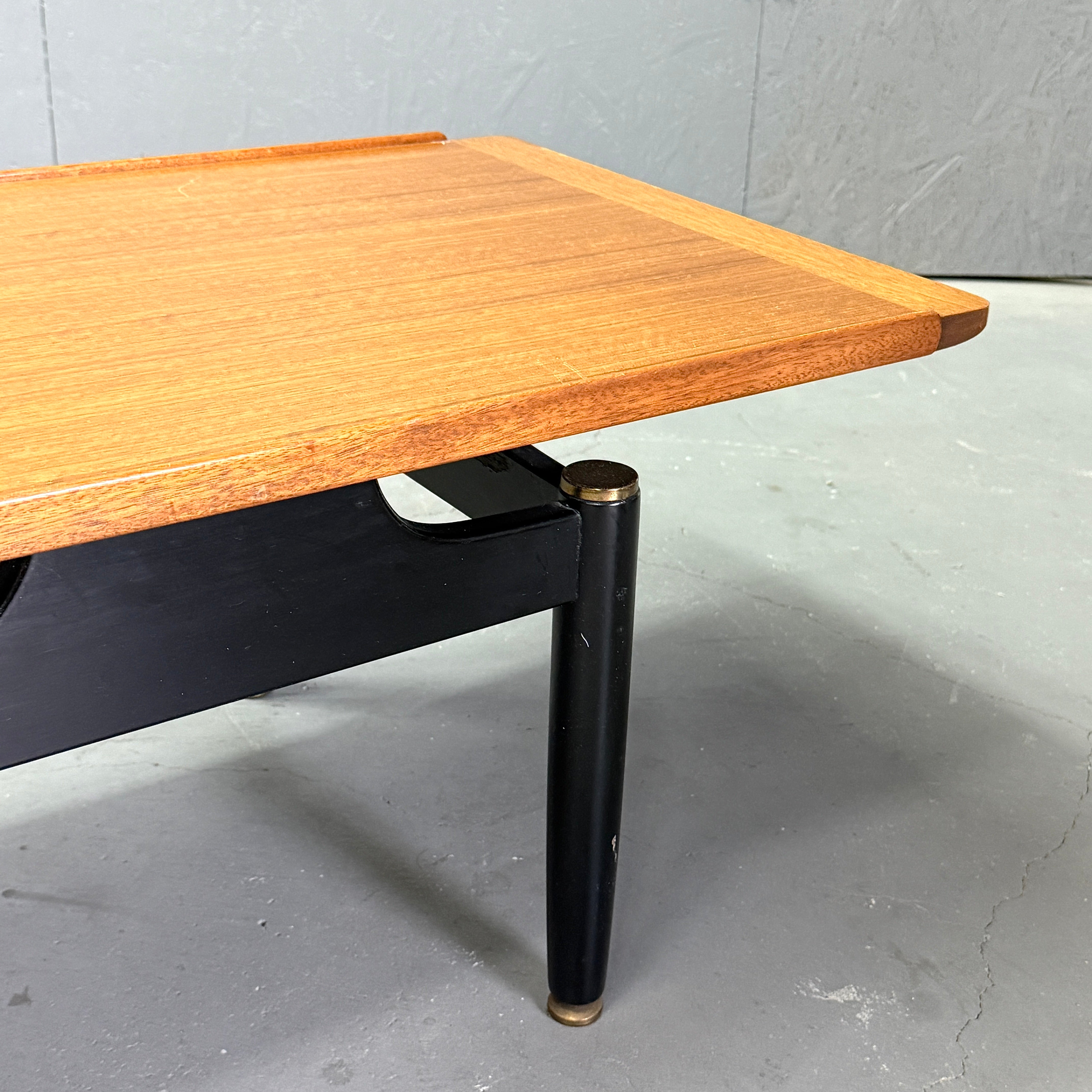G-PLAN(ジープラン) / Tola & Black Coffee table (501) – NONOR FURNITURE