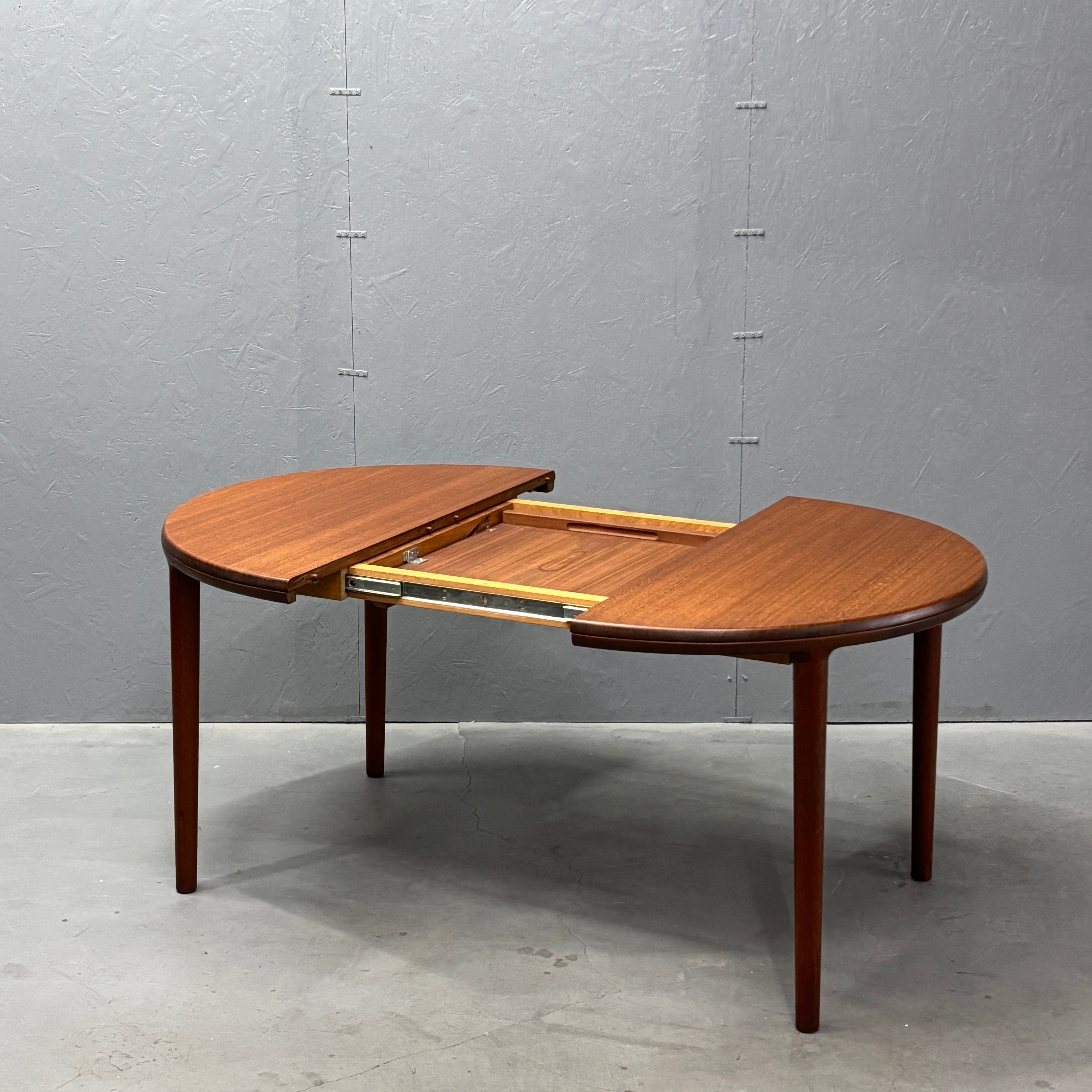 Danish Vintage / Extension Round Dining Table デンマーク