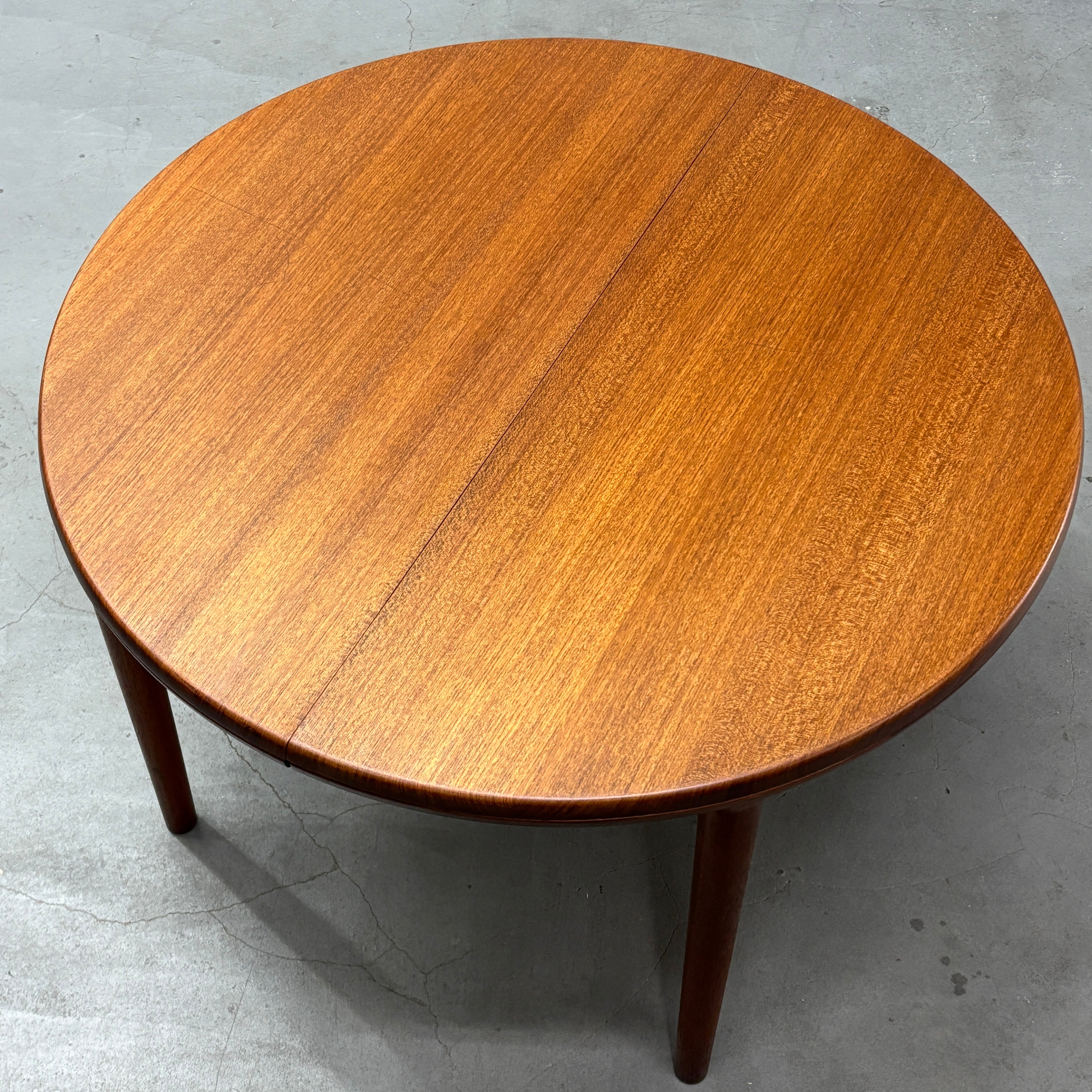 Danish Vintage / Extension Round Dining Table デンマーク