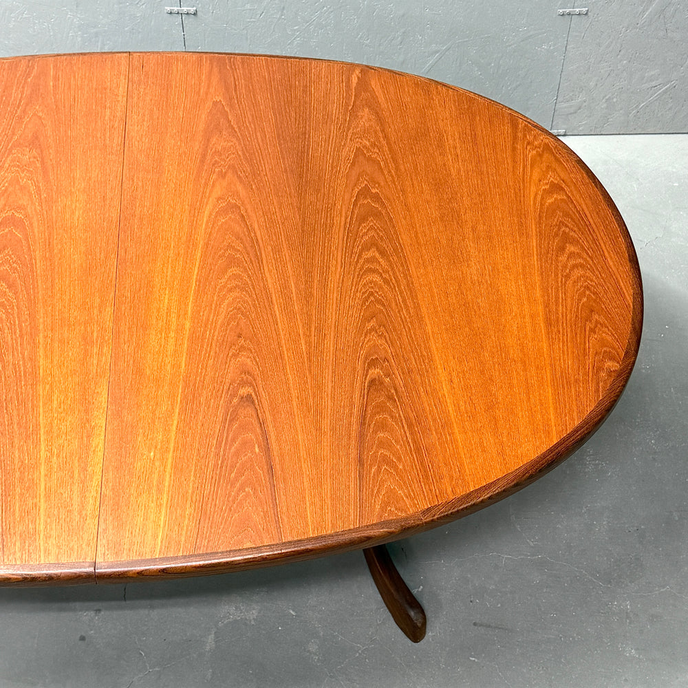 
                      
                        G-PLAN(ジープラン) / WHALE TAILE OVAL TABLE ホエールレッグ オーバルダイニングテーブル (401)
                      
                    