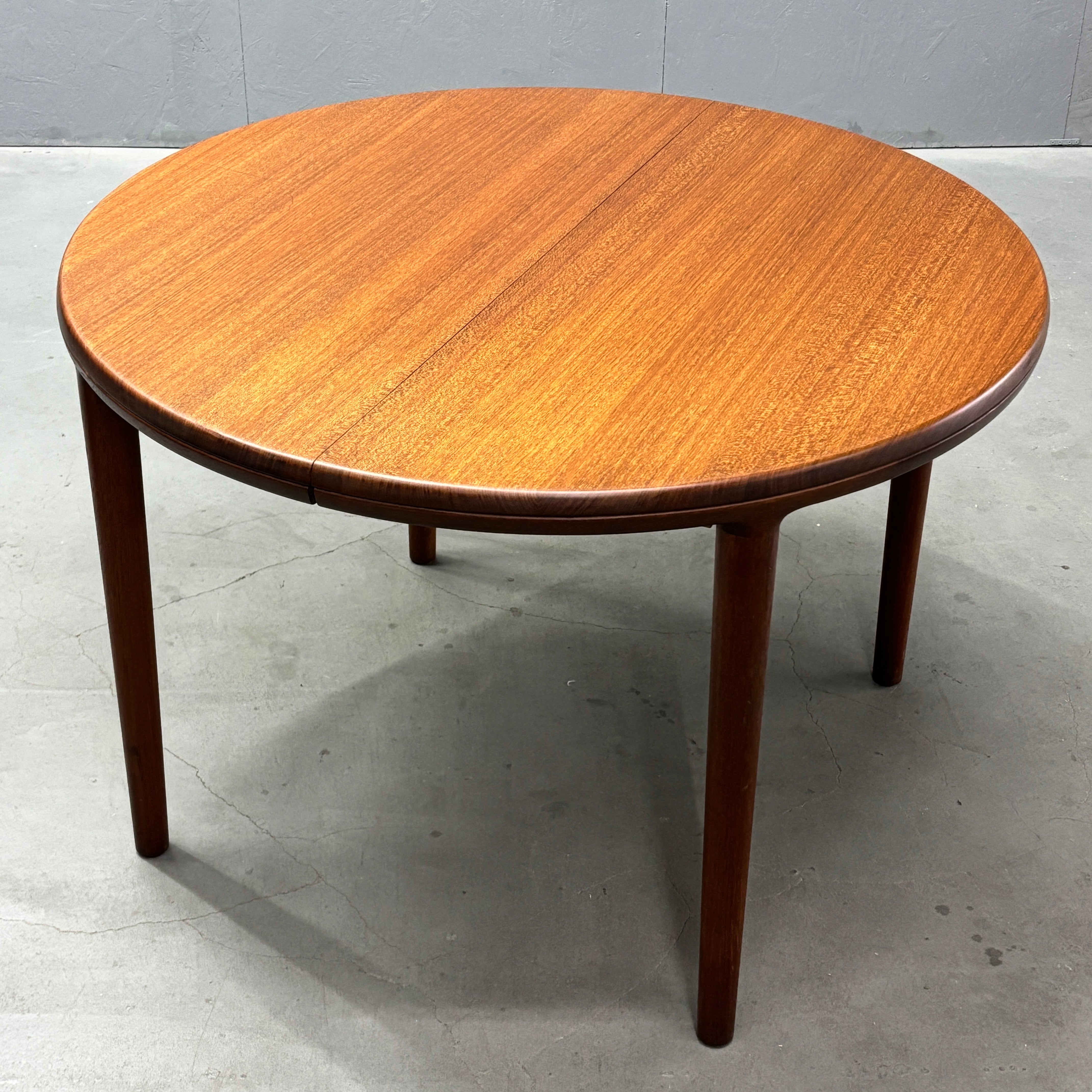 Danish Vintage / Extension Round Dining Table デンマーク