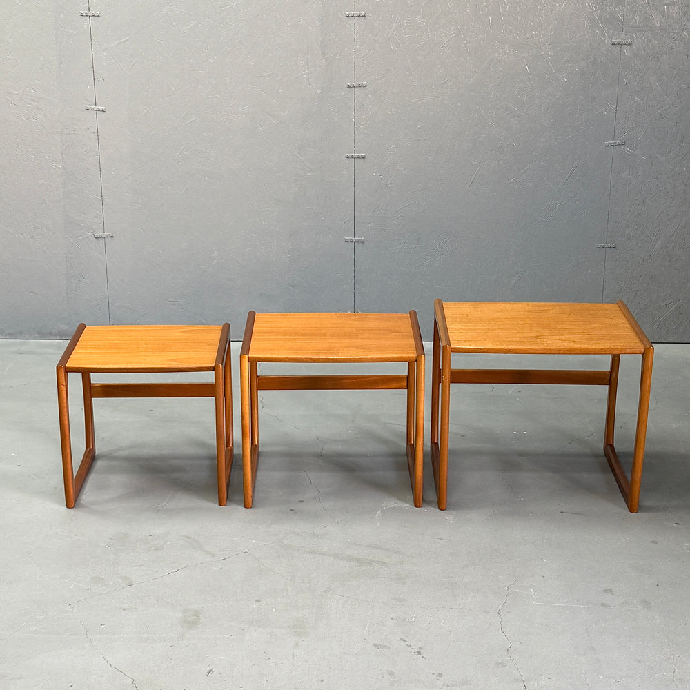 
                      
                        Teak Nest of Tables チーク ネストテーブル
                      
                    