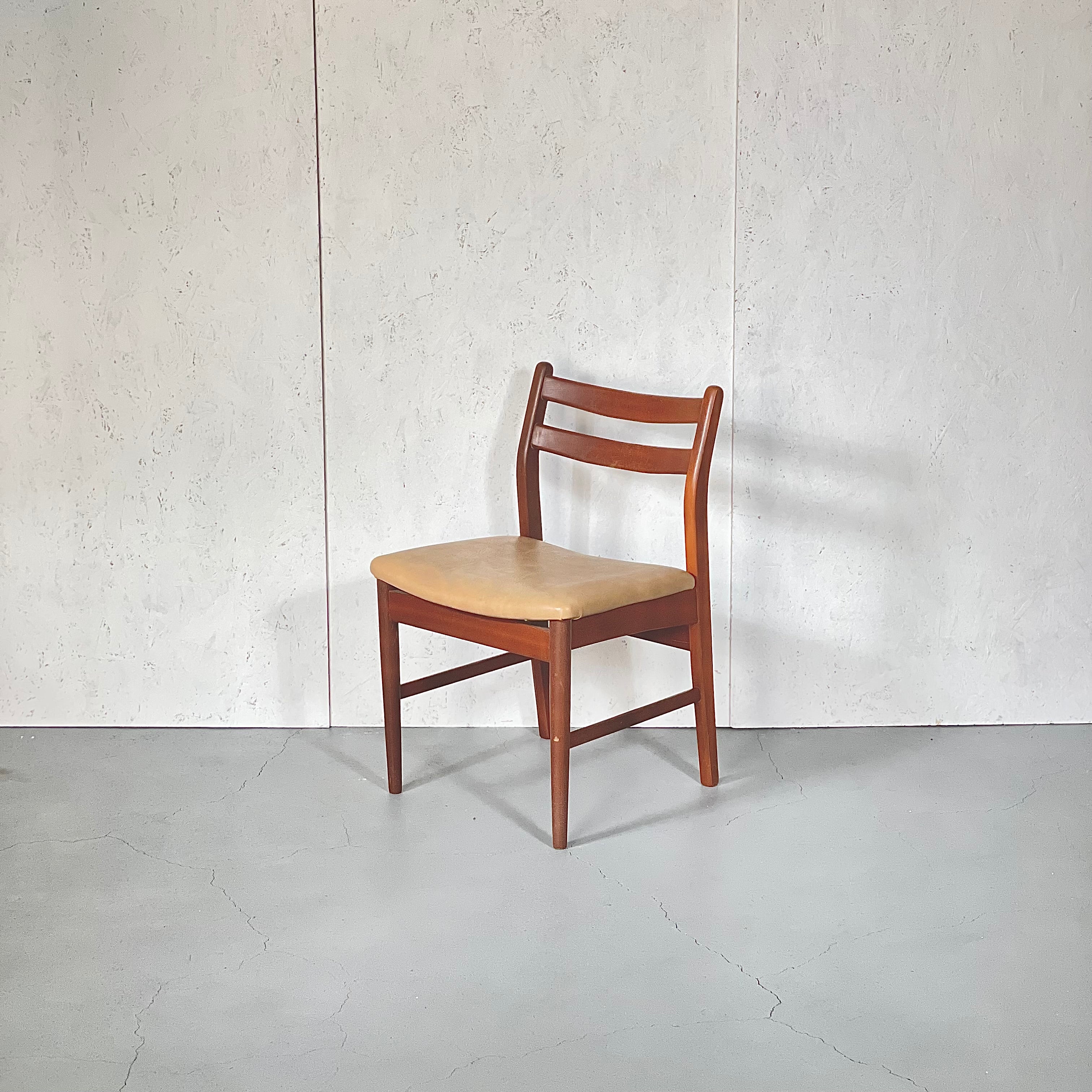 Jentique(ジェンティーク)ダイニングチェア (301) Jentique(ジェンティーク)ダイニングチェア (301)