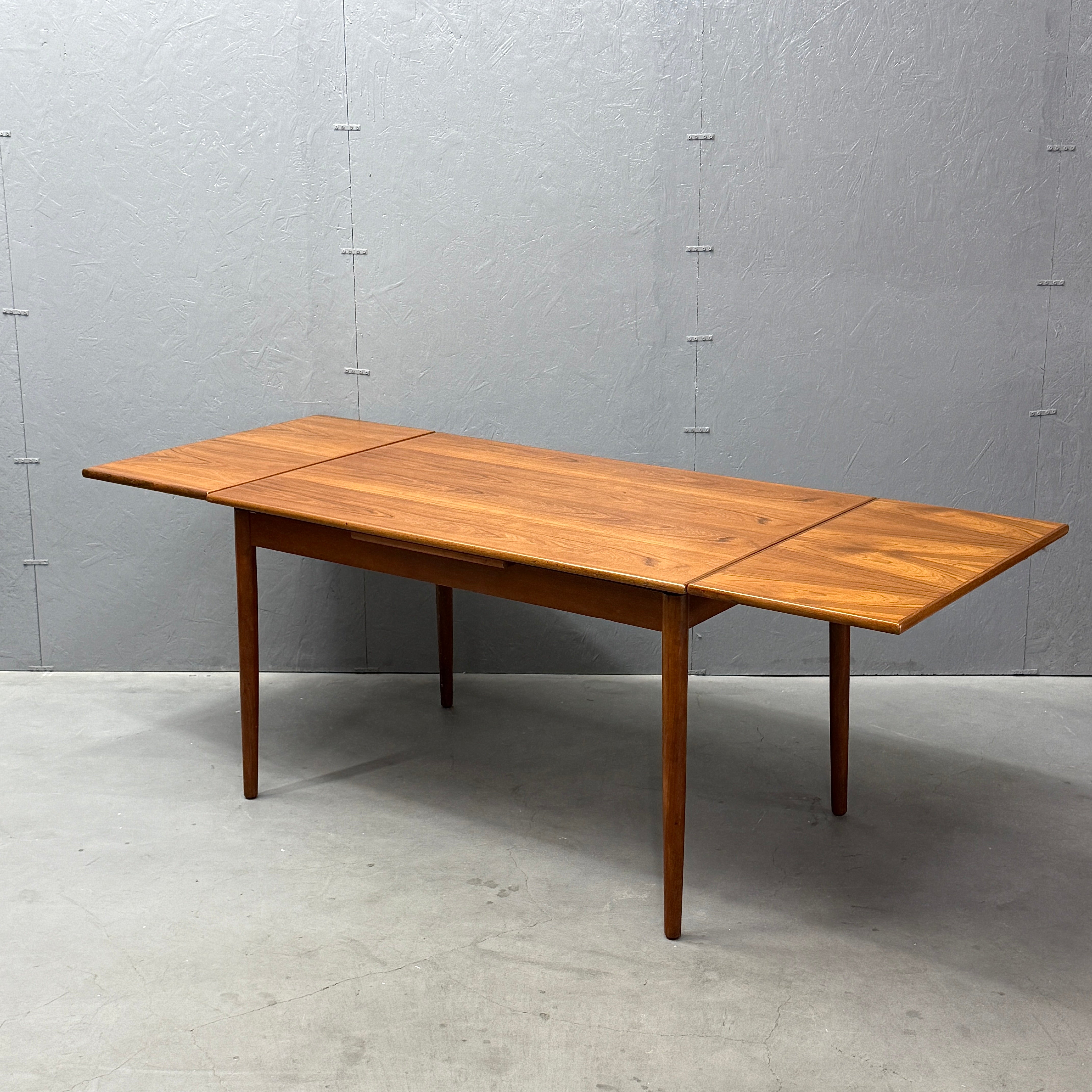 Danish Vintage / Draw-Leaf Dining Table デンマークヴィンテージ