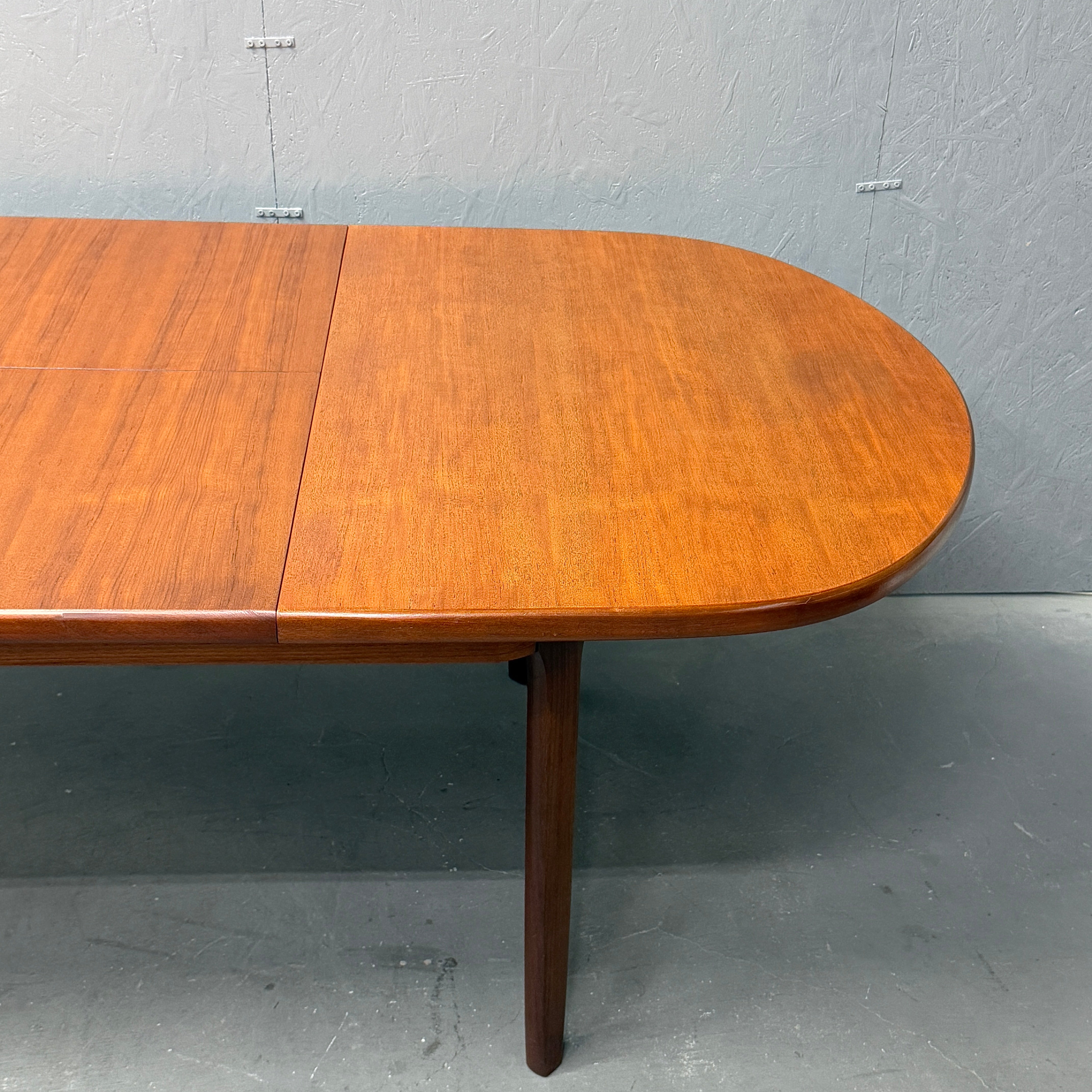 Elliots of Newbury(EON) / Oval Extension Dining Table – NONOR