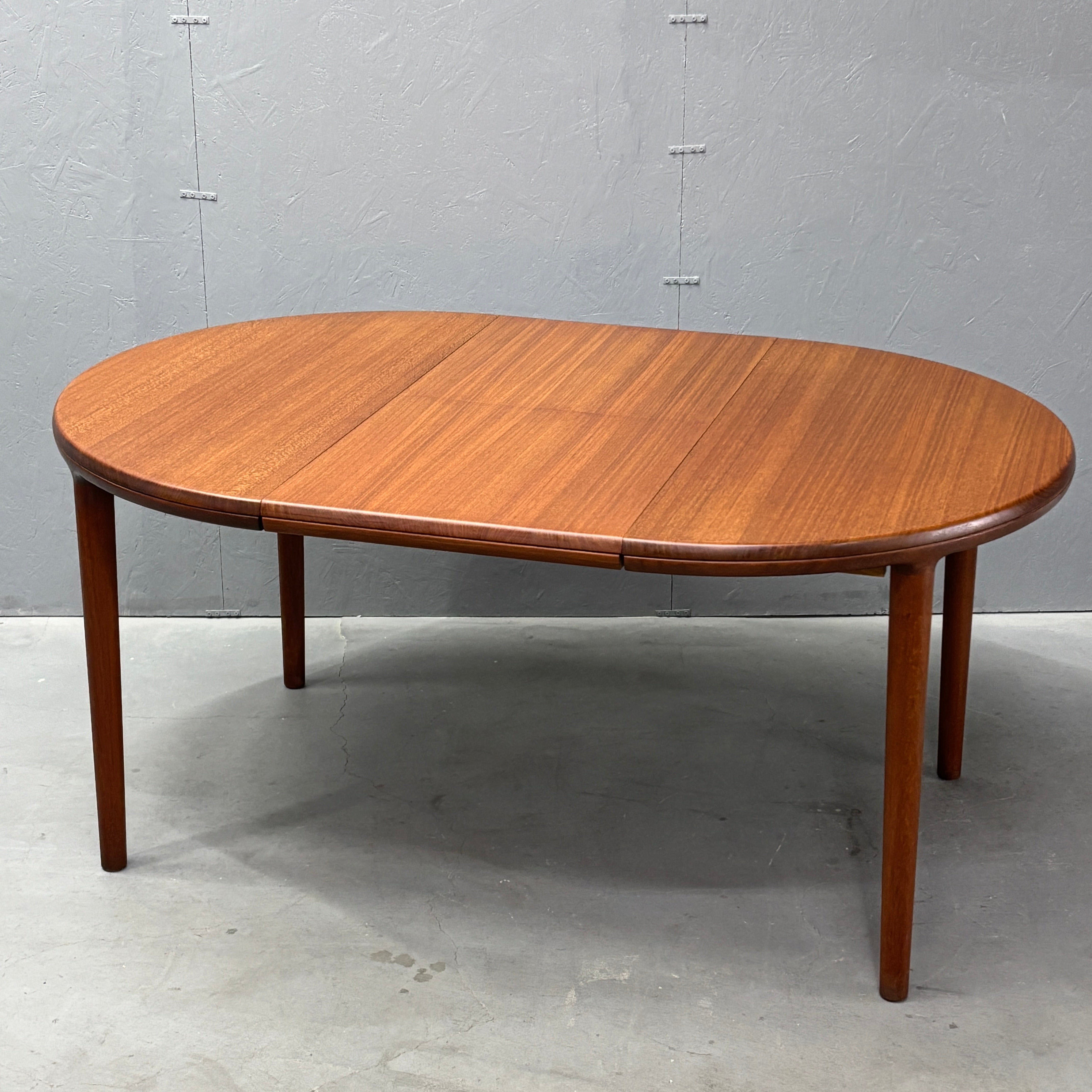 Danish Vintage / Extension Round Dining Table デンマーク